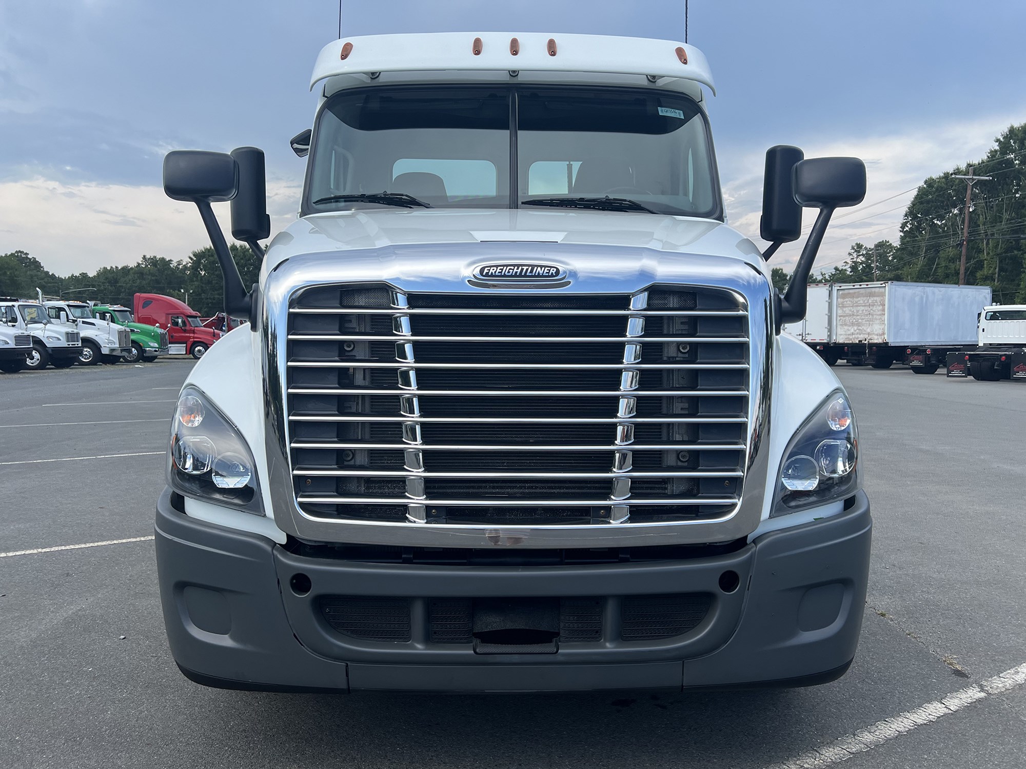 2018 Freightliner Cascadia 125 - image 2 of 6