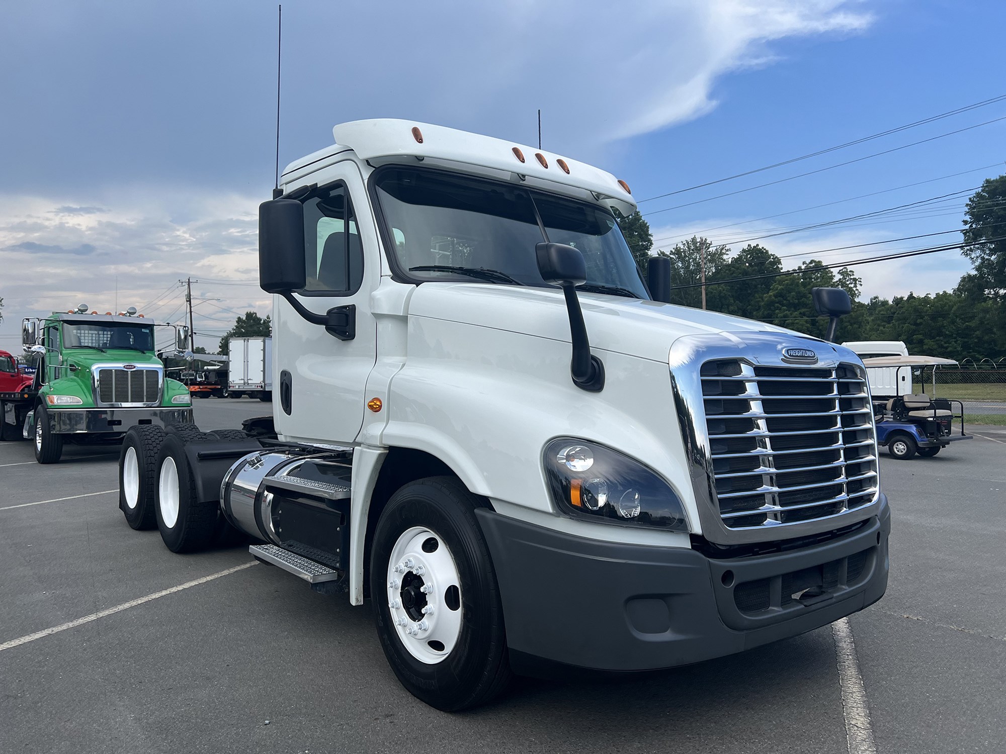 2018 Freightliner Cascadia 125 - image 3 of 6