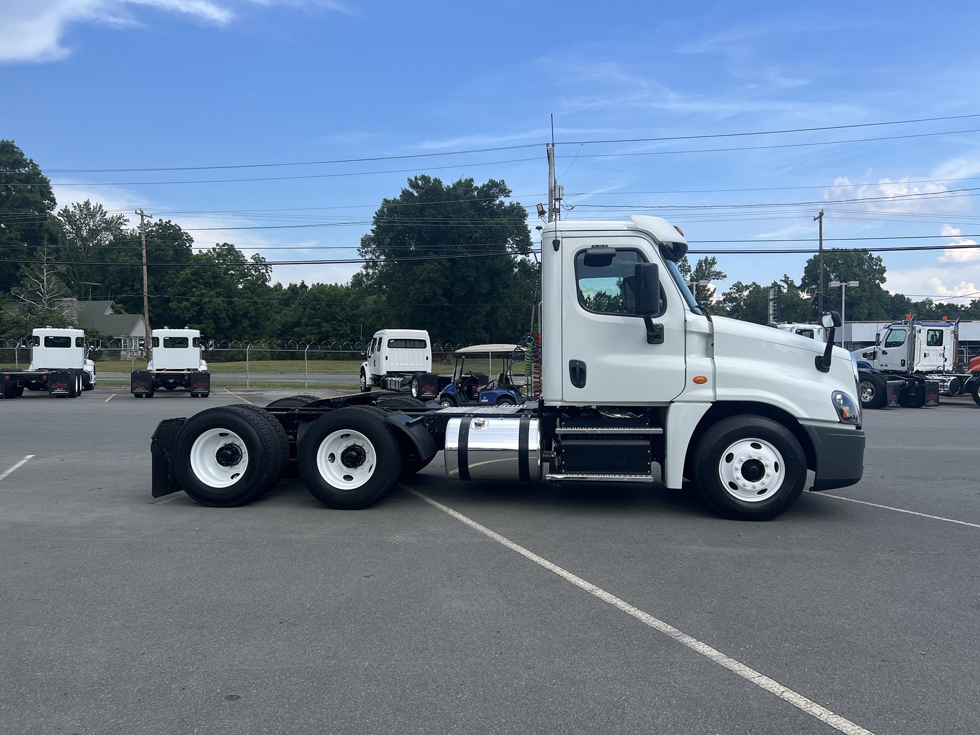 2018 Freightliner Cascadia 125 - image 4 of 6