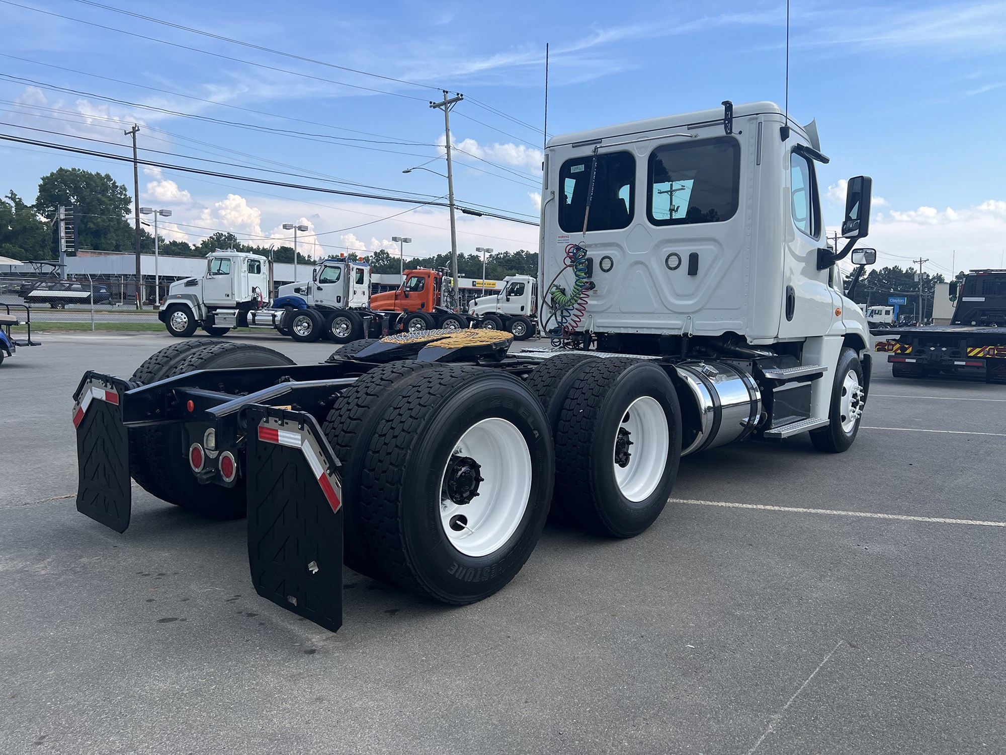 2018 Freightliner Cascadia 125 - image 5 of 6