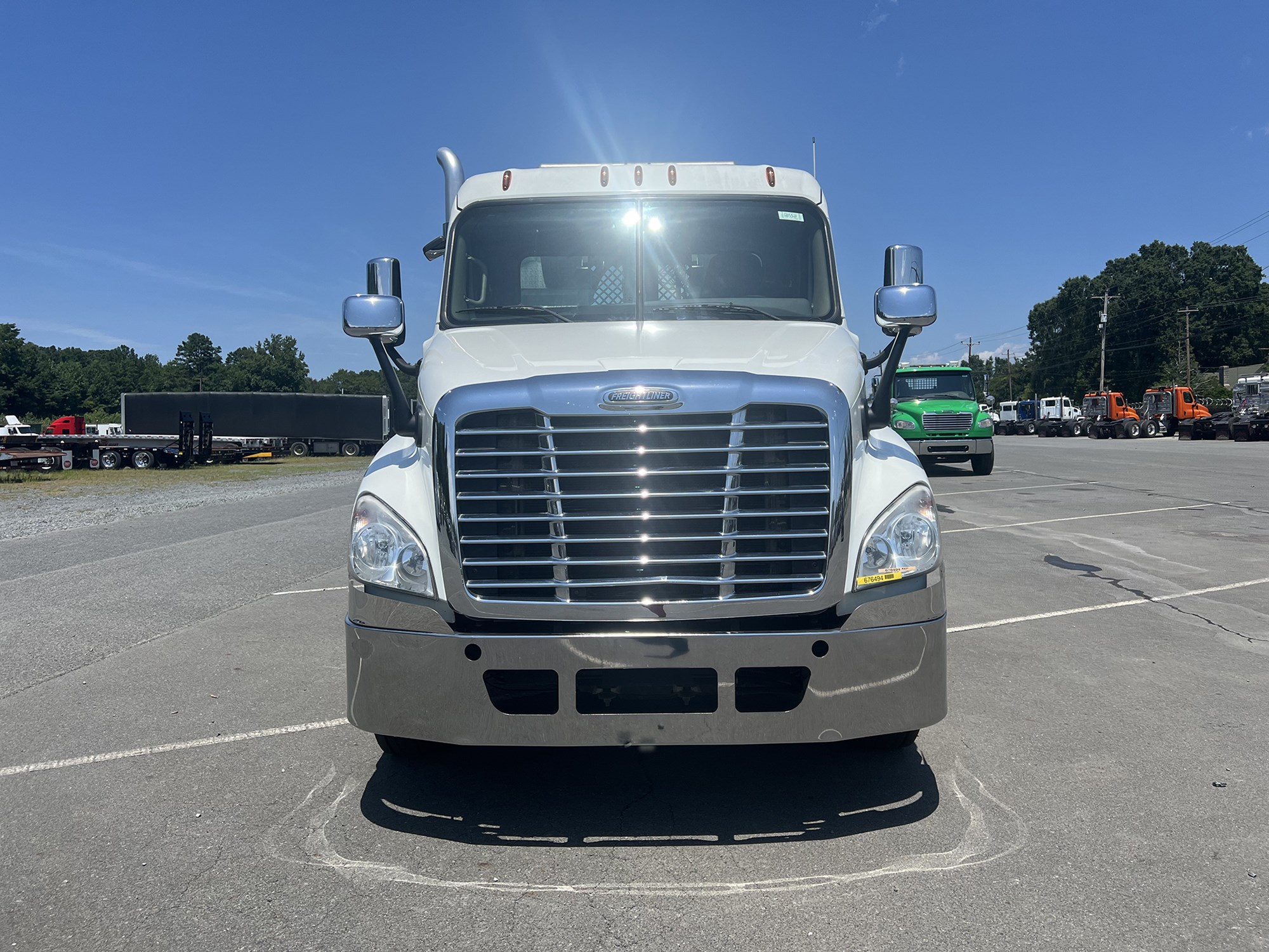 2017 Freightliner Cascadia 125 - image 2 of 6