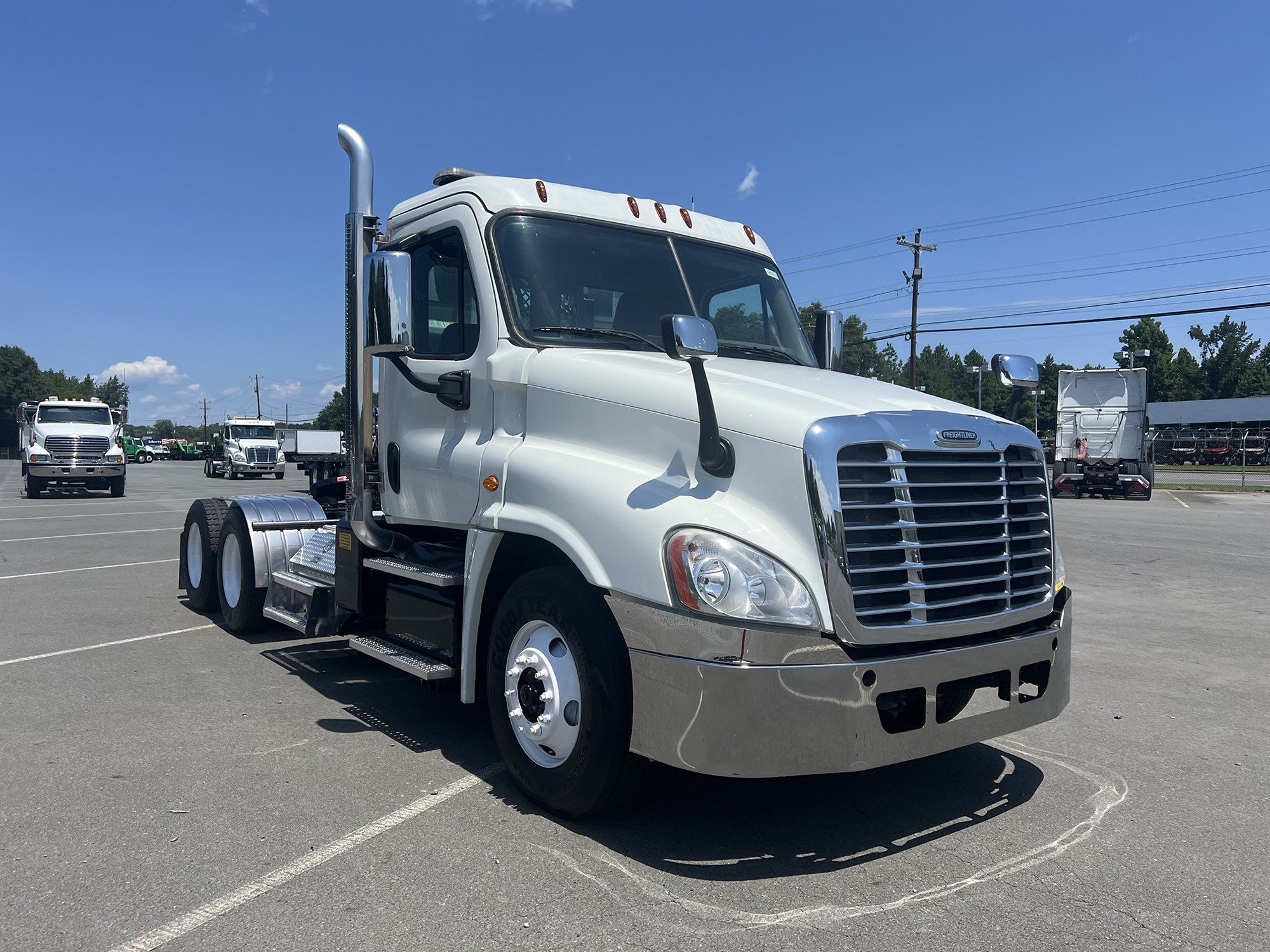 2017 Freightliner Cascadia 125 - image 3 of 6