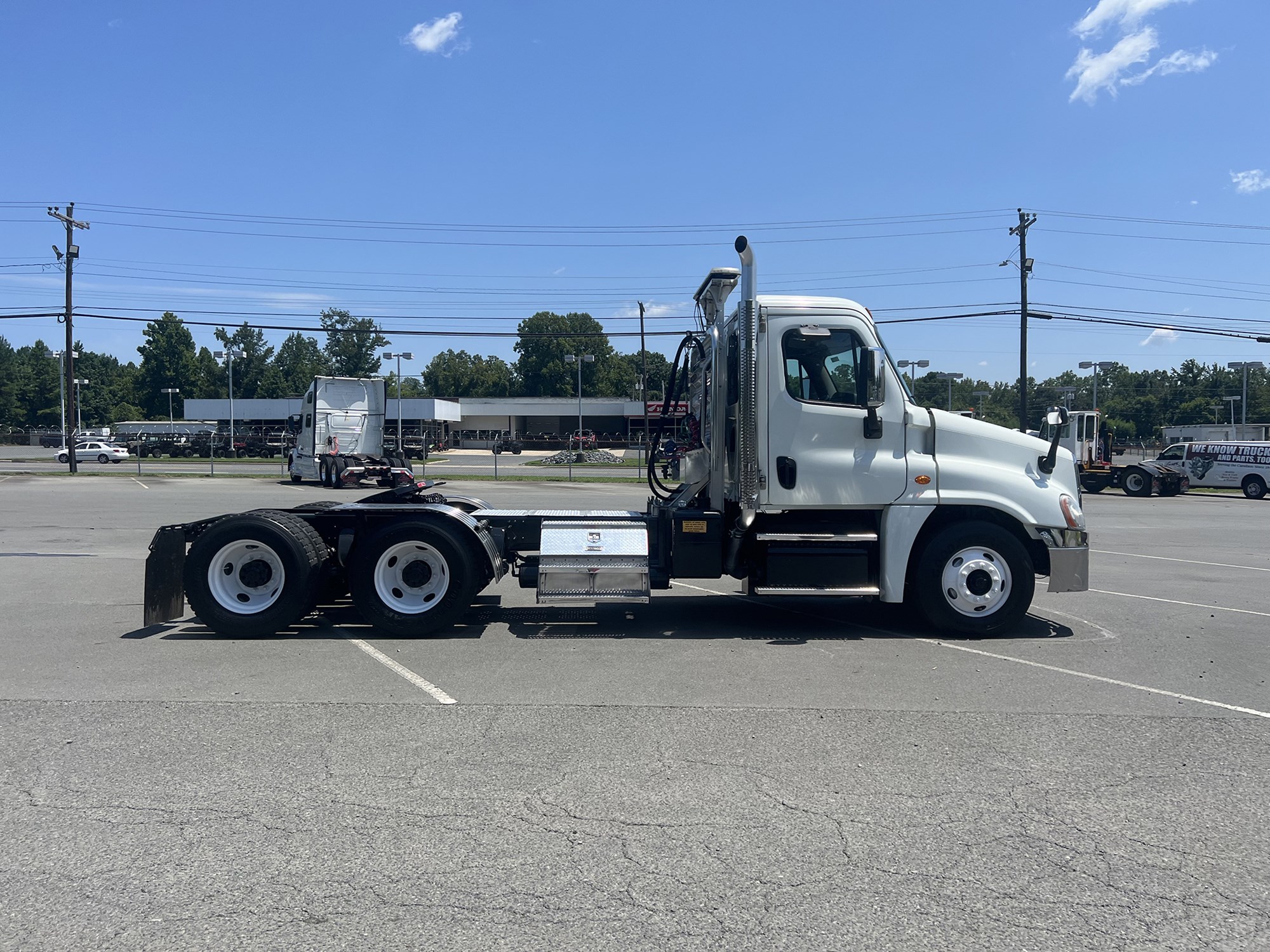 2017 Freightliner Cascadia 125 - image 4 of 6