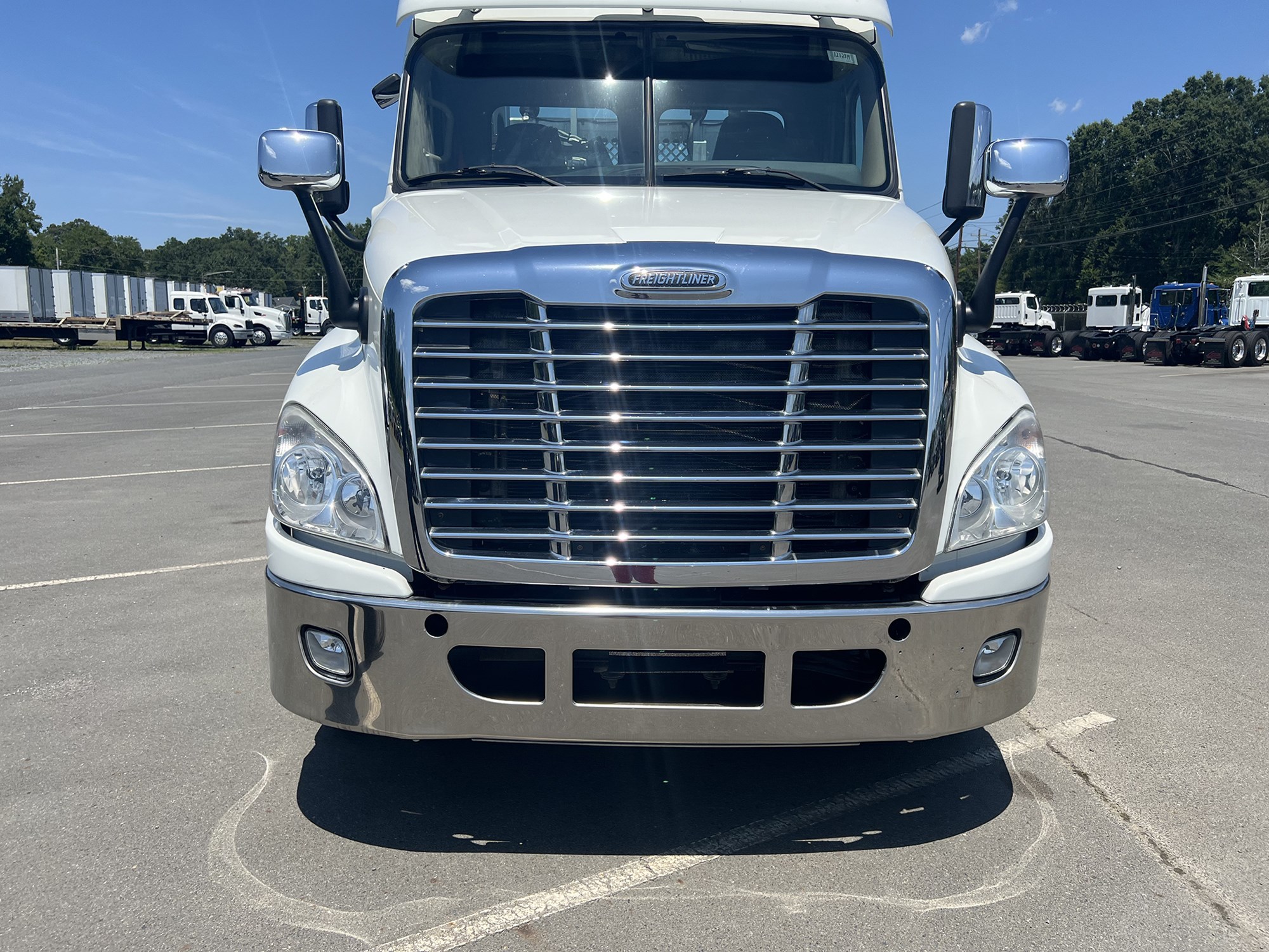 2015 Freightliner Cascadia - image 2 of 6