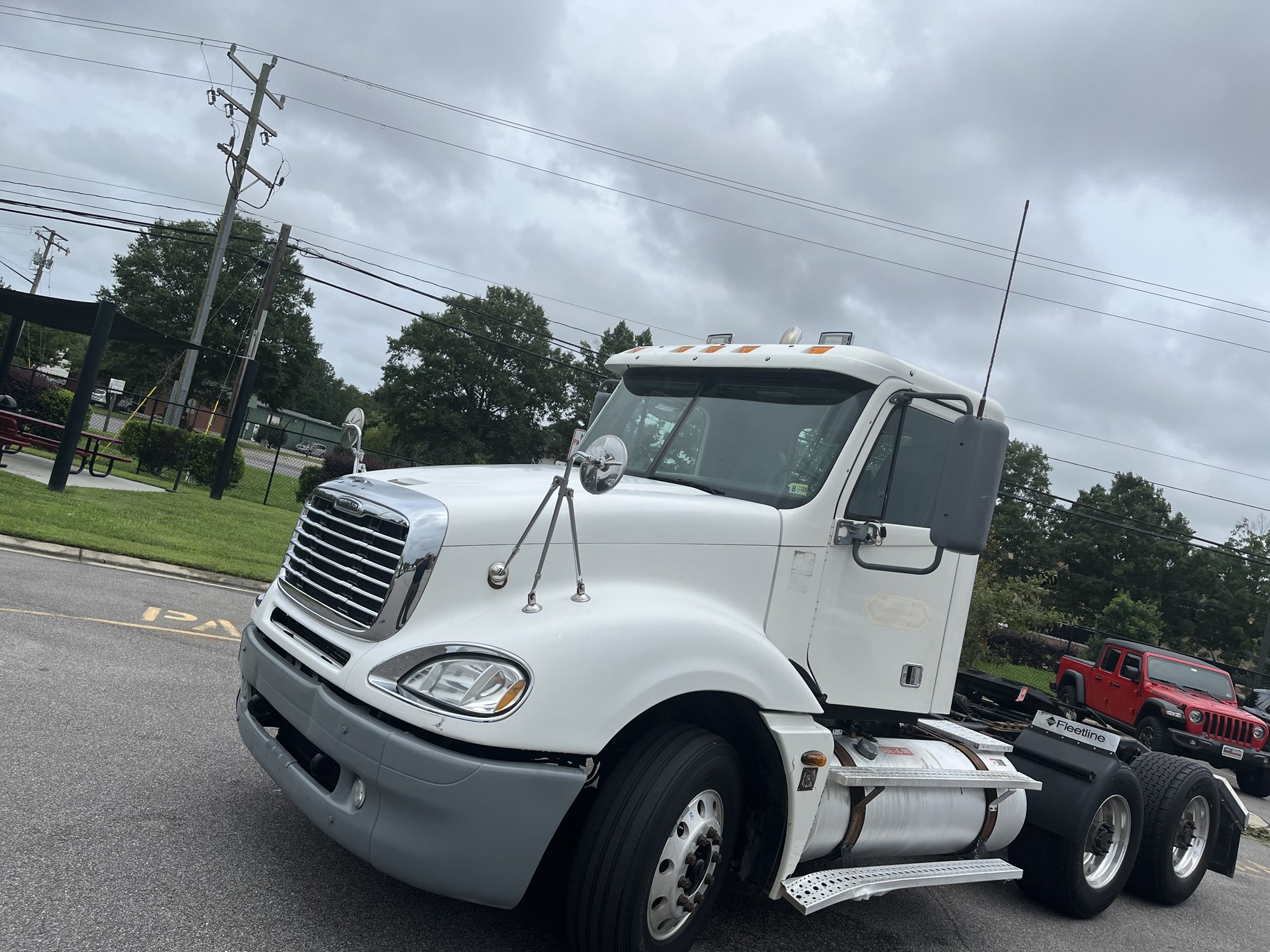 2005 FREIGHTLINER CONVENTIONAL - image 1 of 6