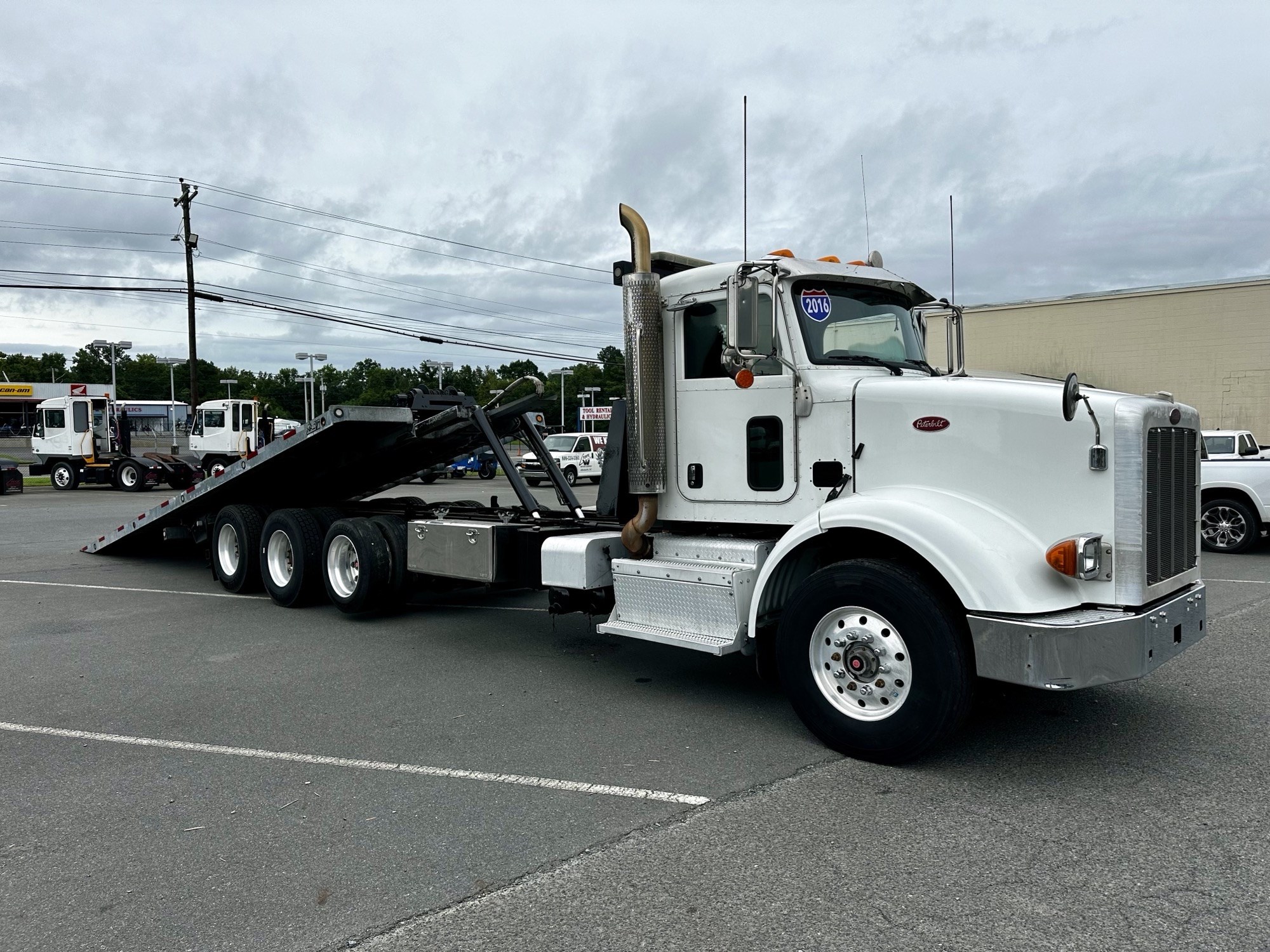 2016 Peterbilt 365 - image 3 of 6