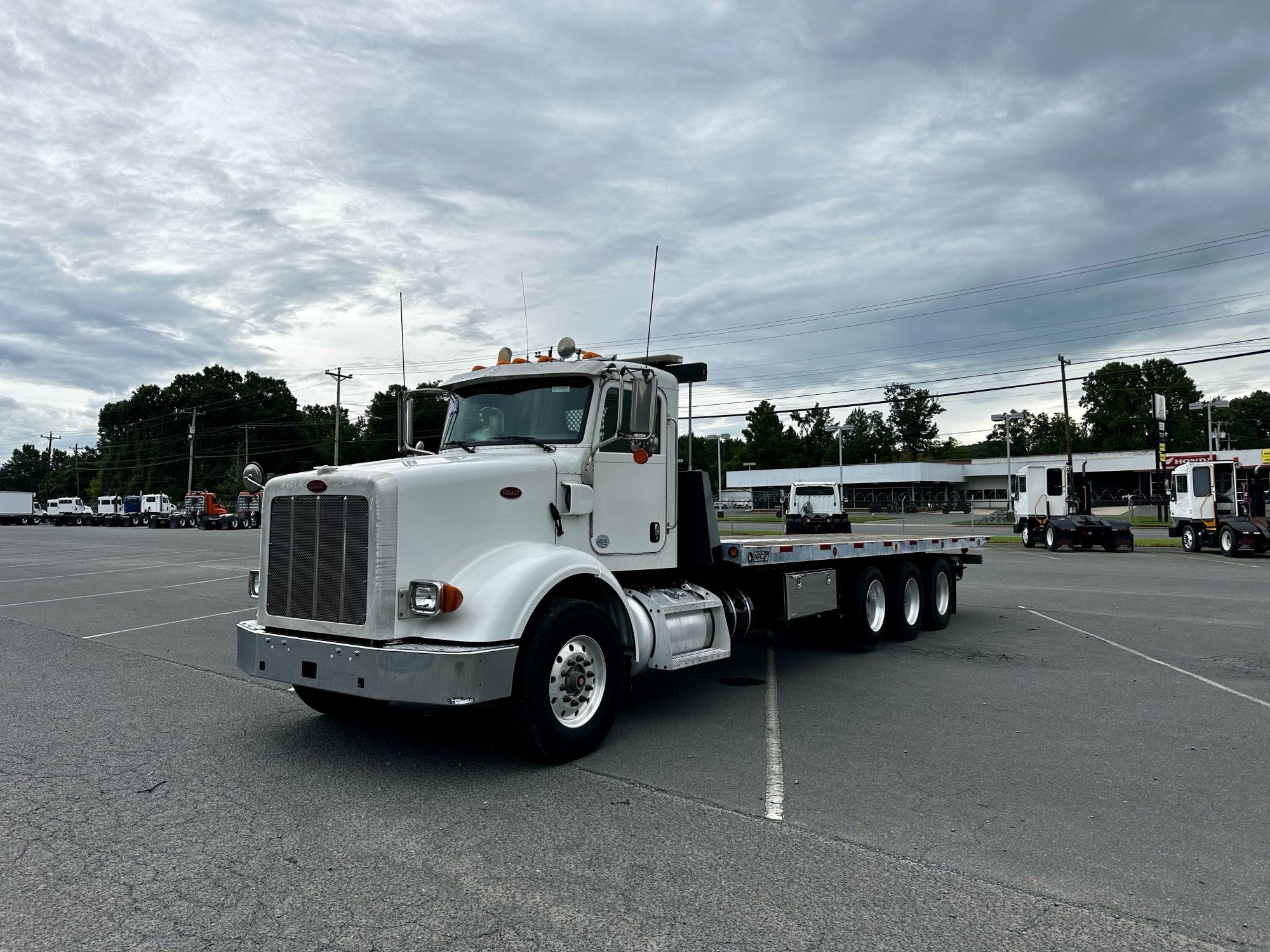 2016 Peterbilt 365 - image 1 of 6