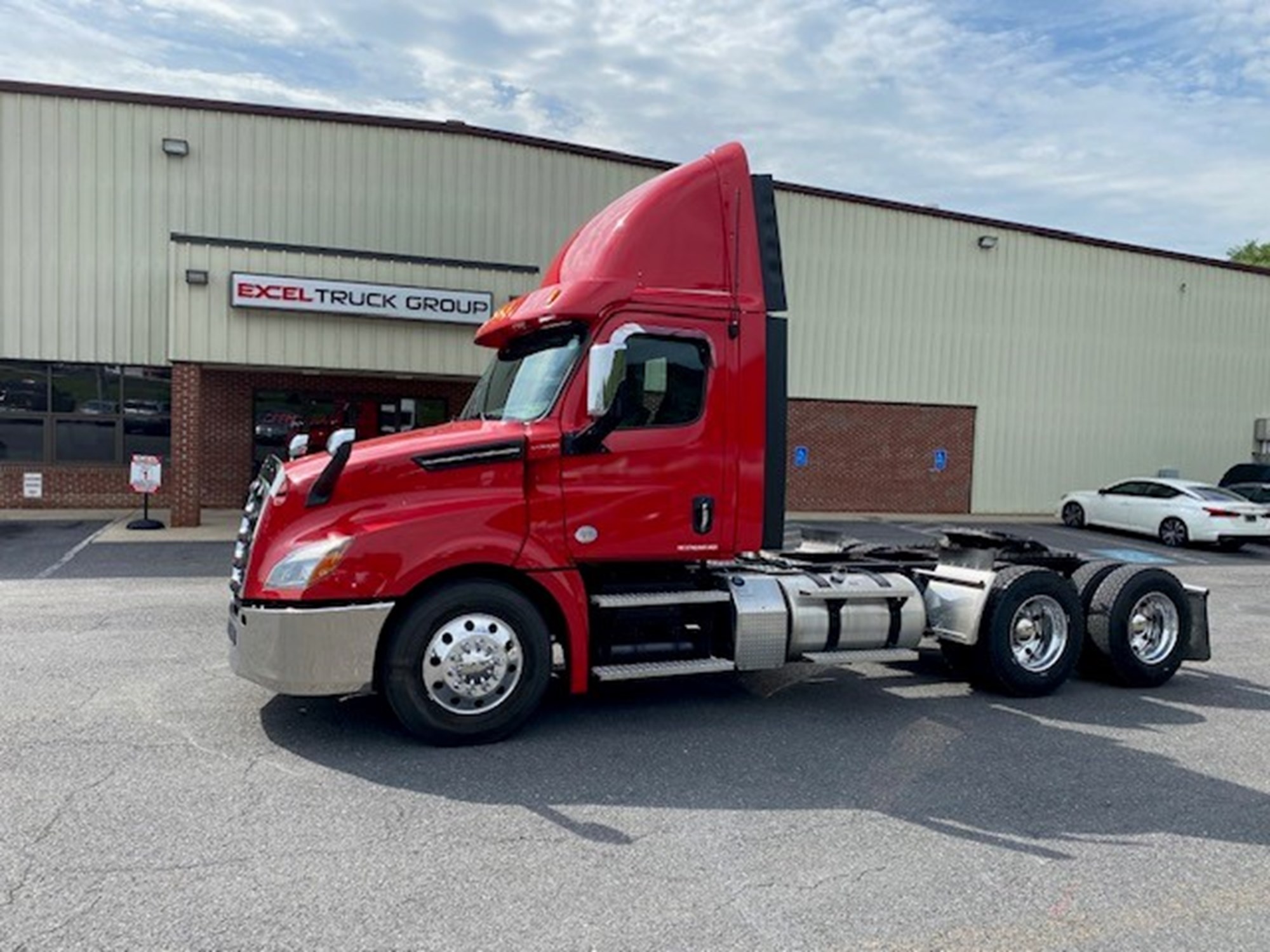 2020 FREIGHTLINER CASCADIA 126 - image 2 of 6