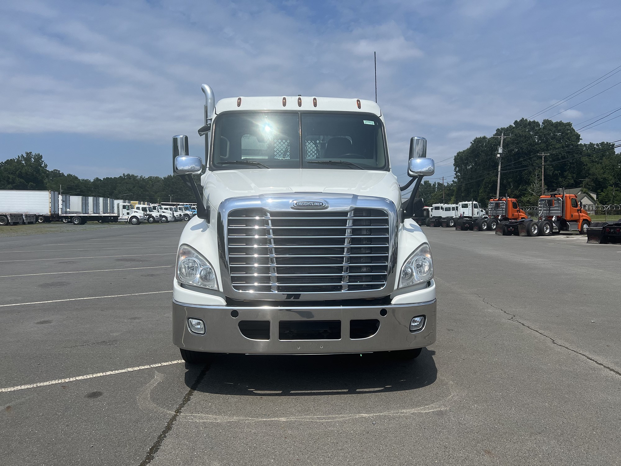 2016 Freightliner Cascadia 125 - image 2 of 6