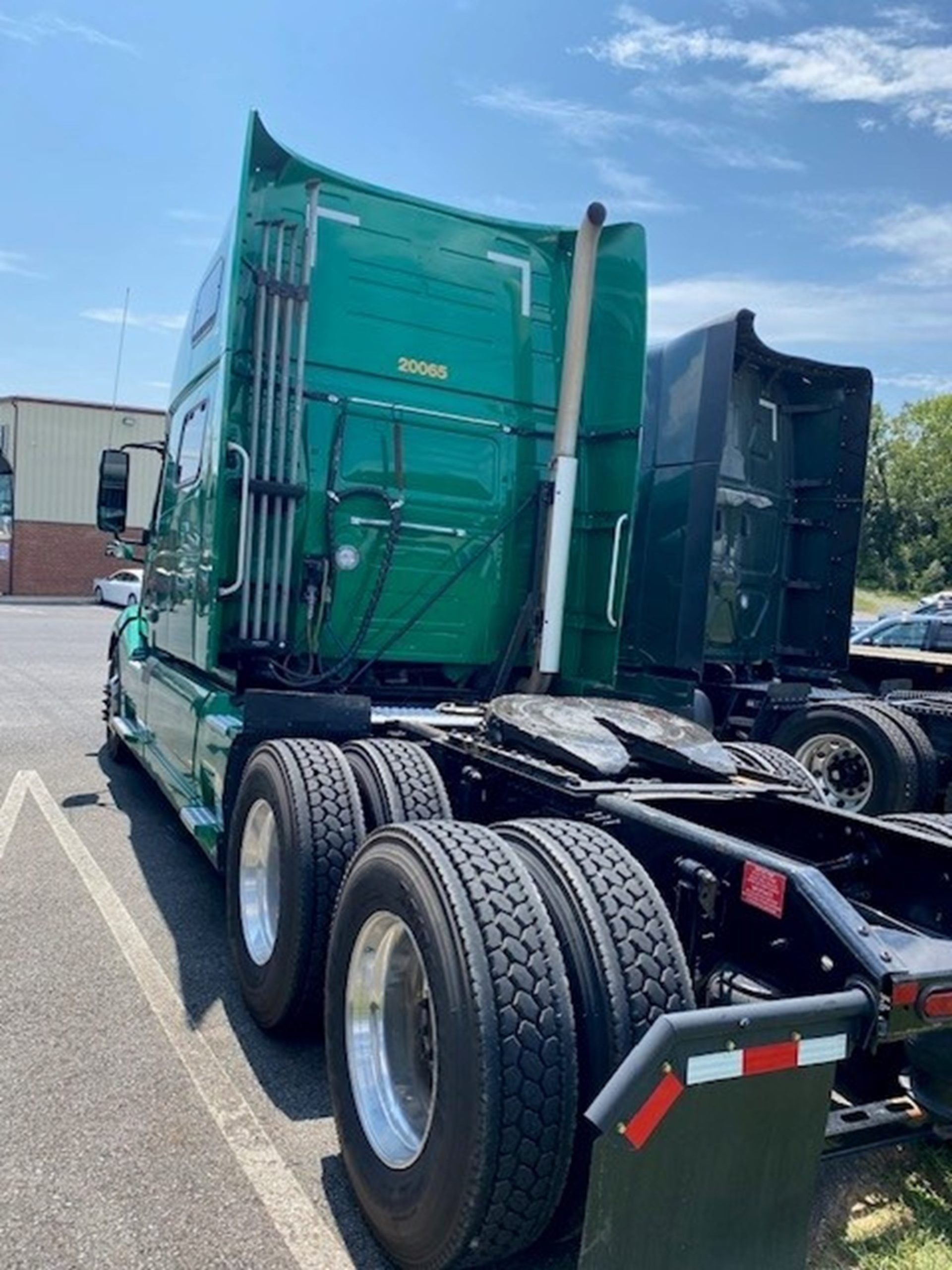 2020 Volvo VNL 860 - image 2 of 3