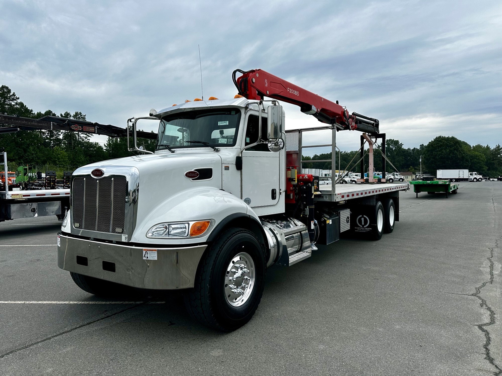 2022 Peterbilt 348 - image 1 of 6