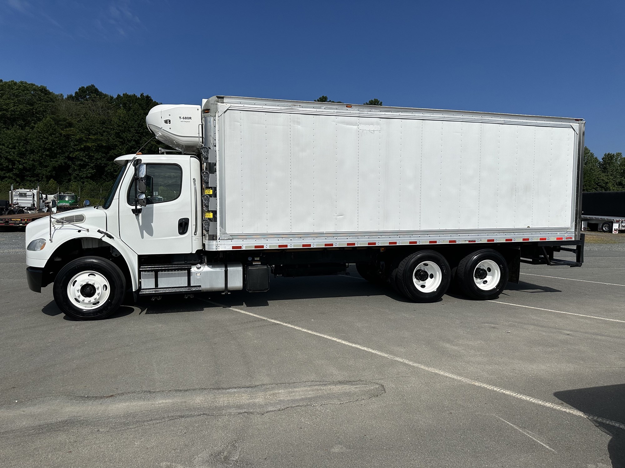 2016 Freightliner M2106 - image 2 of 6