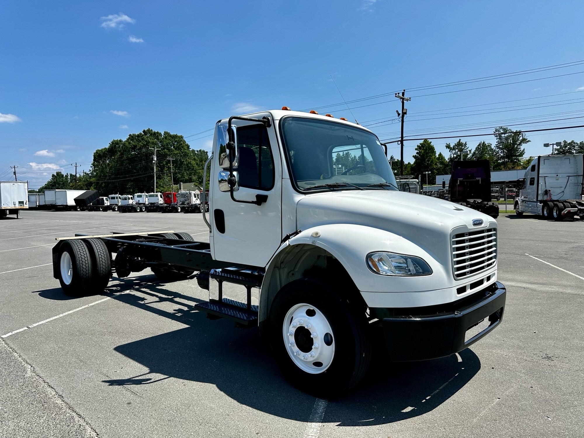 2019 Freightliner M2106 - image 2 of 6