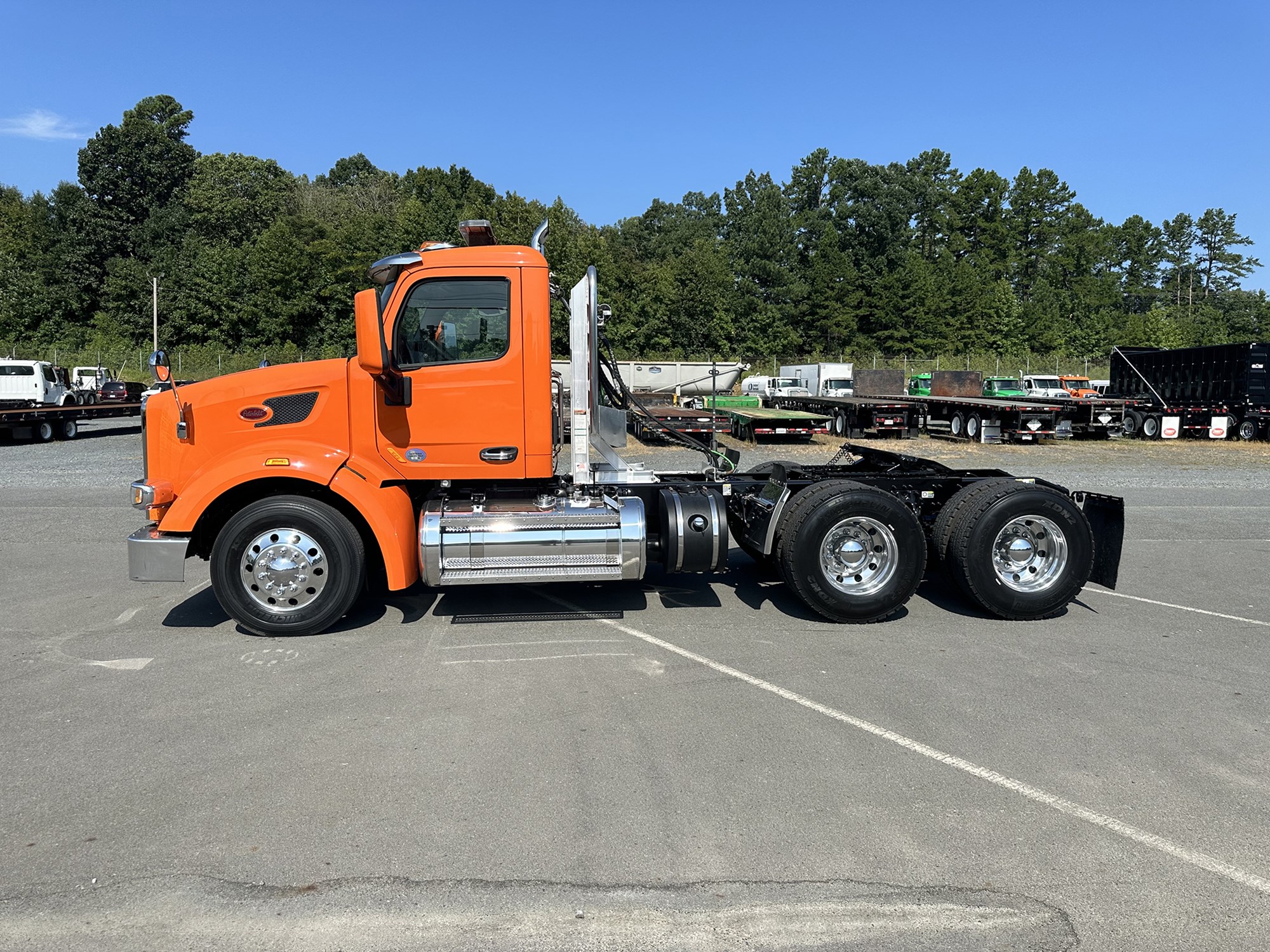 2019 Peterbilt 567 - image 2 of 6