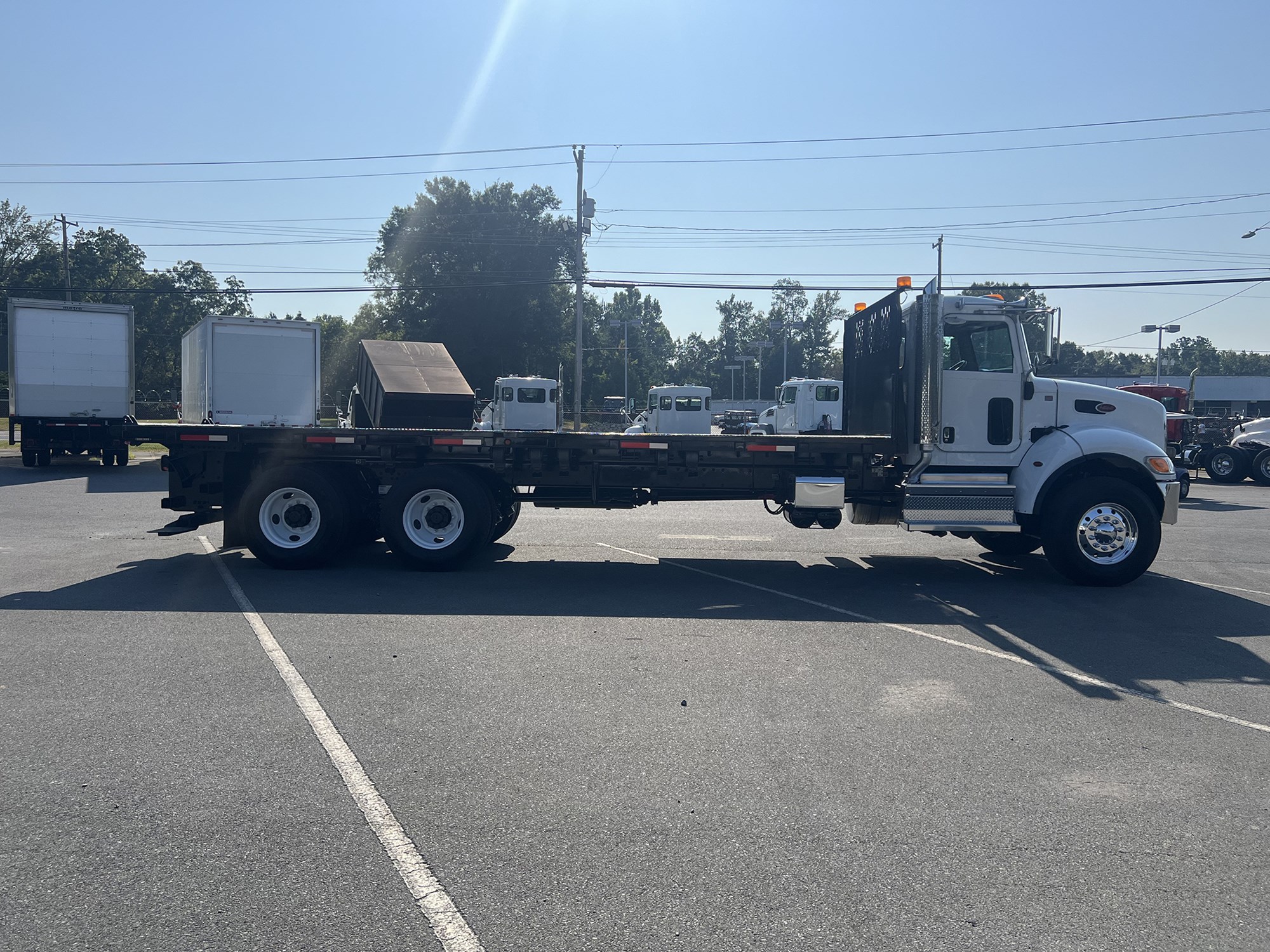 2019 Peterbilt 348 - image 4 of 6