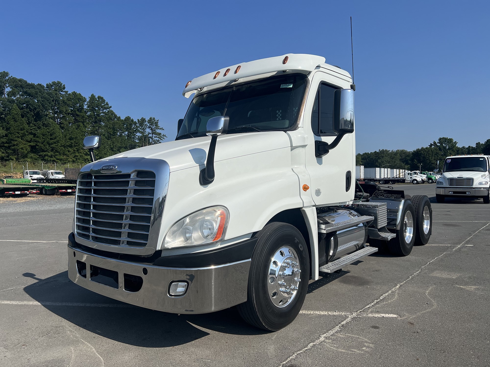 2015 FREIGHTLINER CASCADIA 125 - image 1 of 6