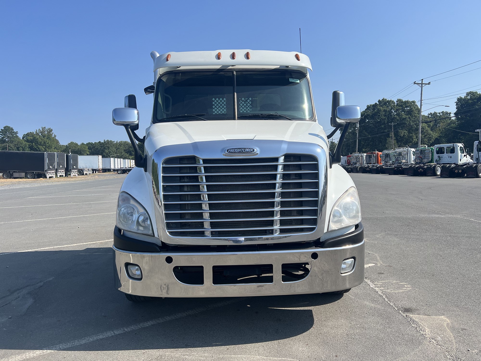 2015 FREIGHTLINER CASCADIA 125 - image 2 of 6