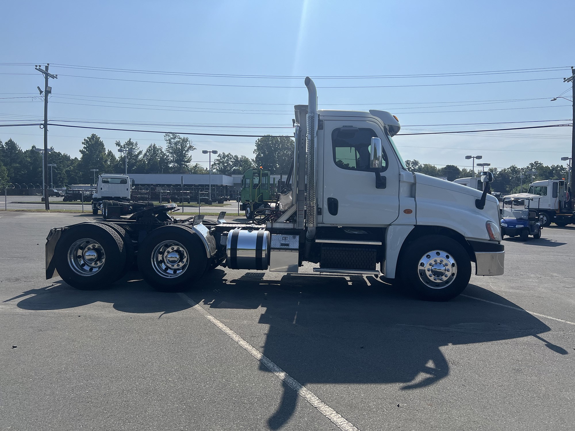 2015 FREIGHTLINER CASCADIA 125 - image 4 of 6