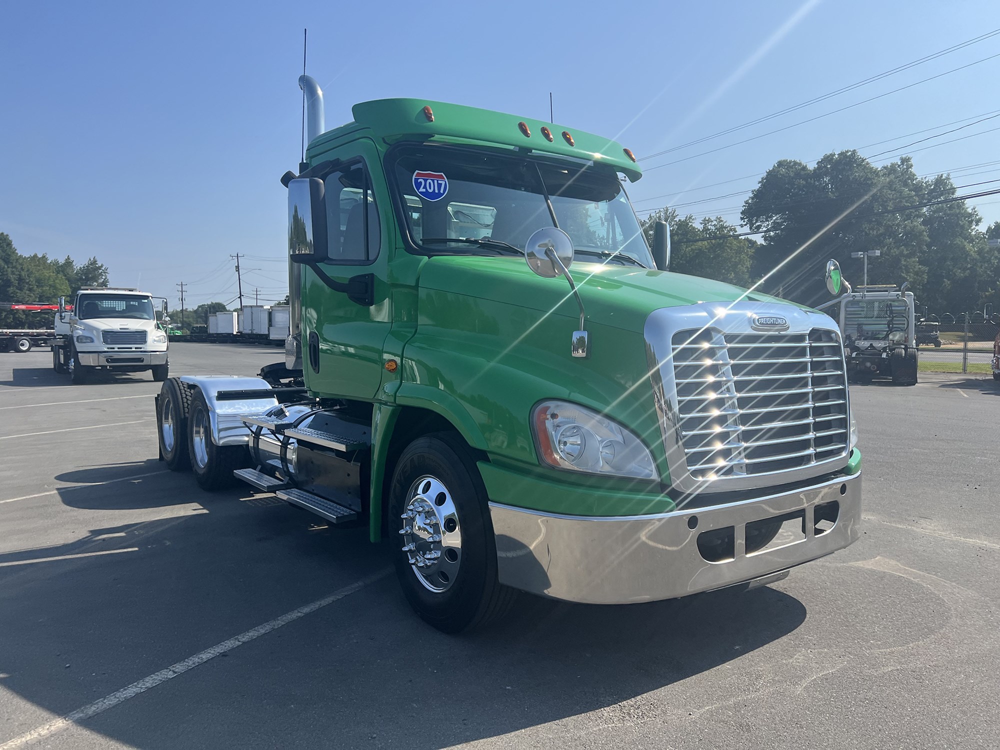 2018 FREIGHTLINER CASCADIA 125 - image 3 of 6