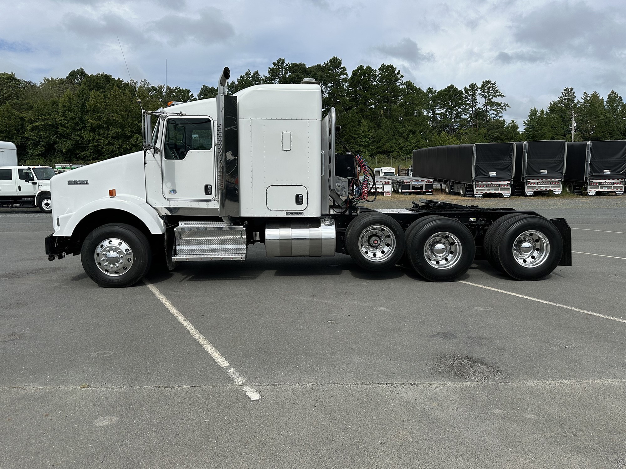 2014 Kenworth T800 - image 2 of 6