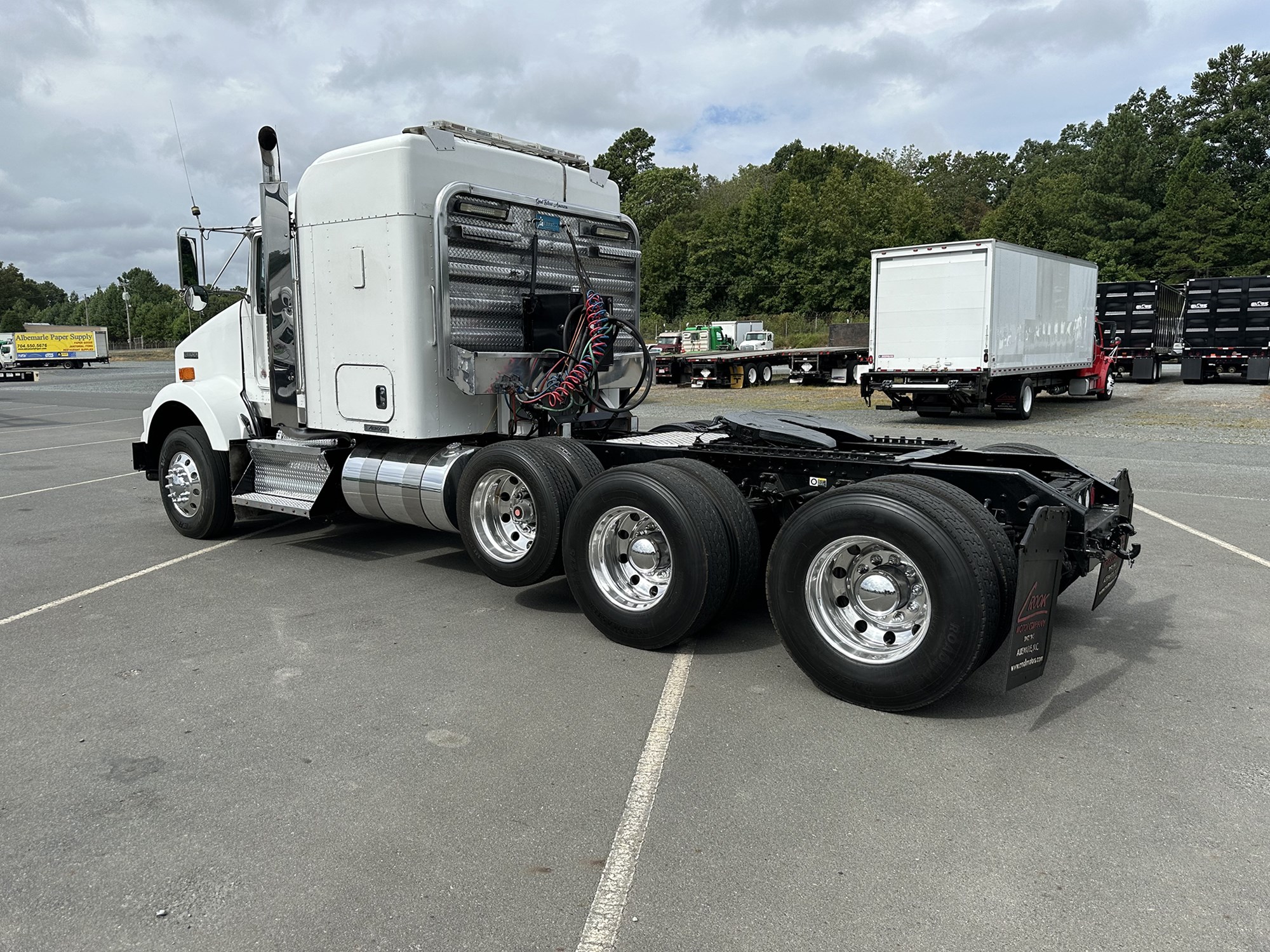 2014 Kenworth T800 - image 3 of 6