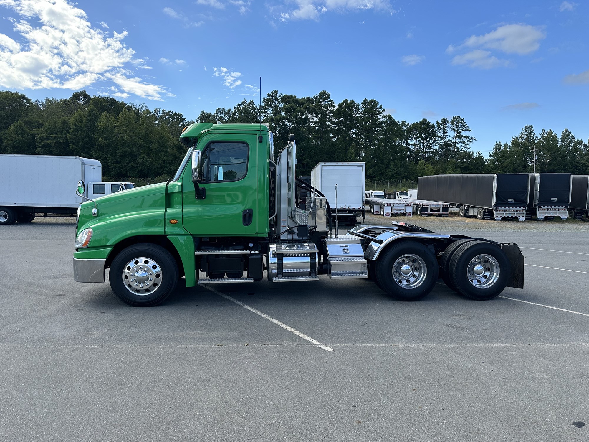 2017 FREIGHTLINER CASCADIA 125 - image 2 of 6