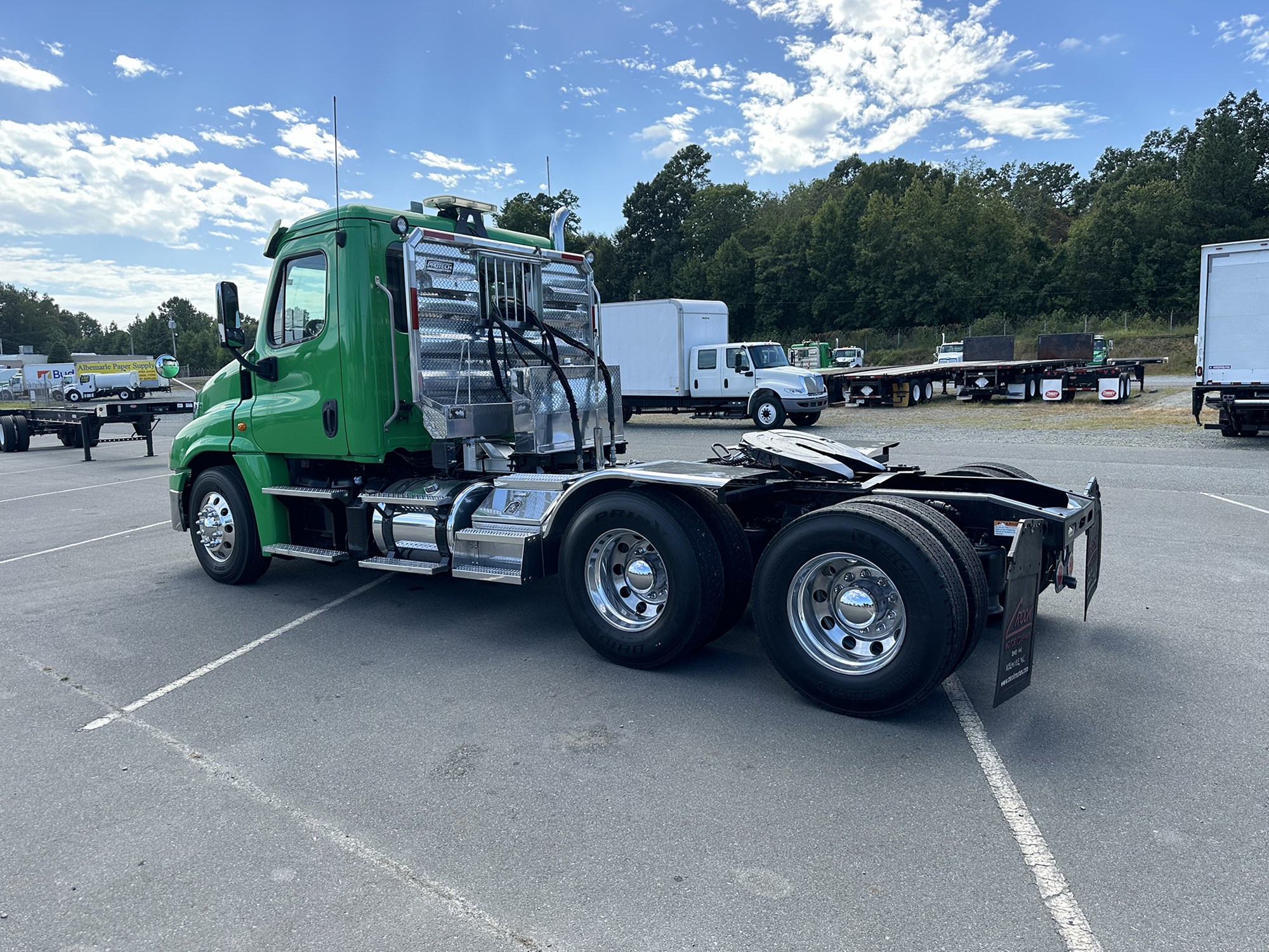 2017 FREIGHTLINER CASCADIA 125 - image 3 of 6