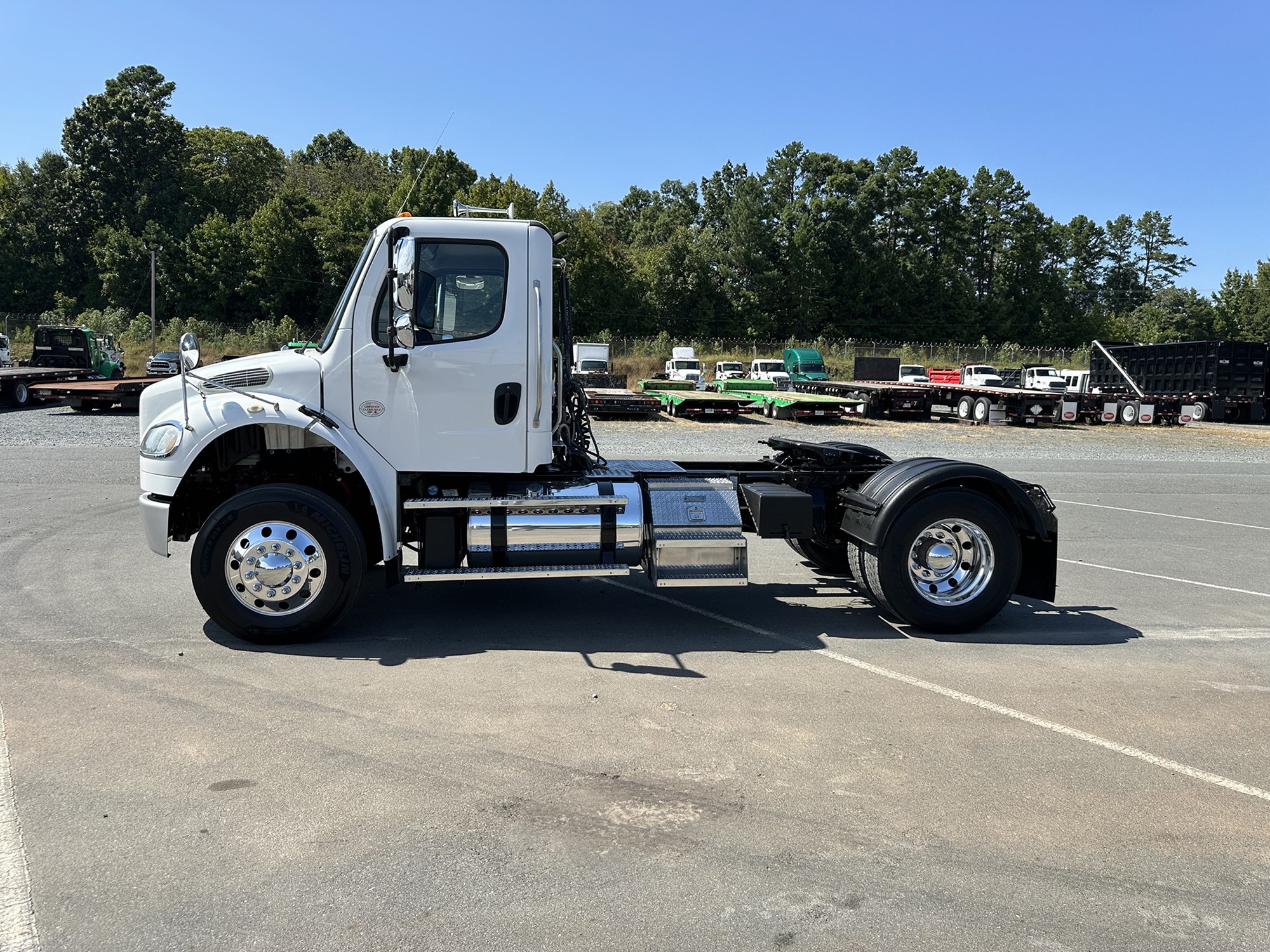 2019 Freightliner M2106 - image 2 of 6