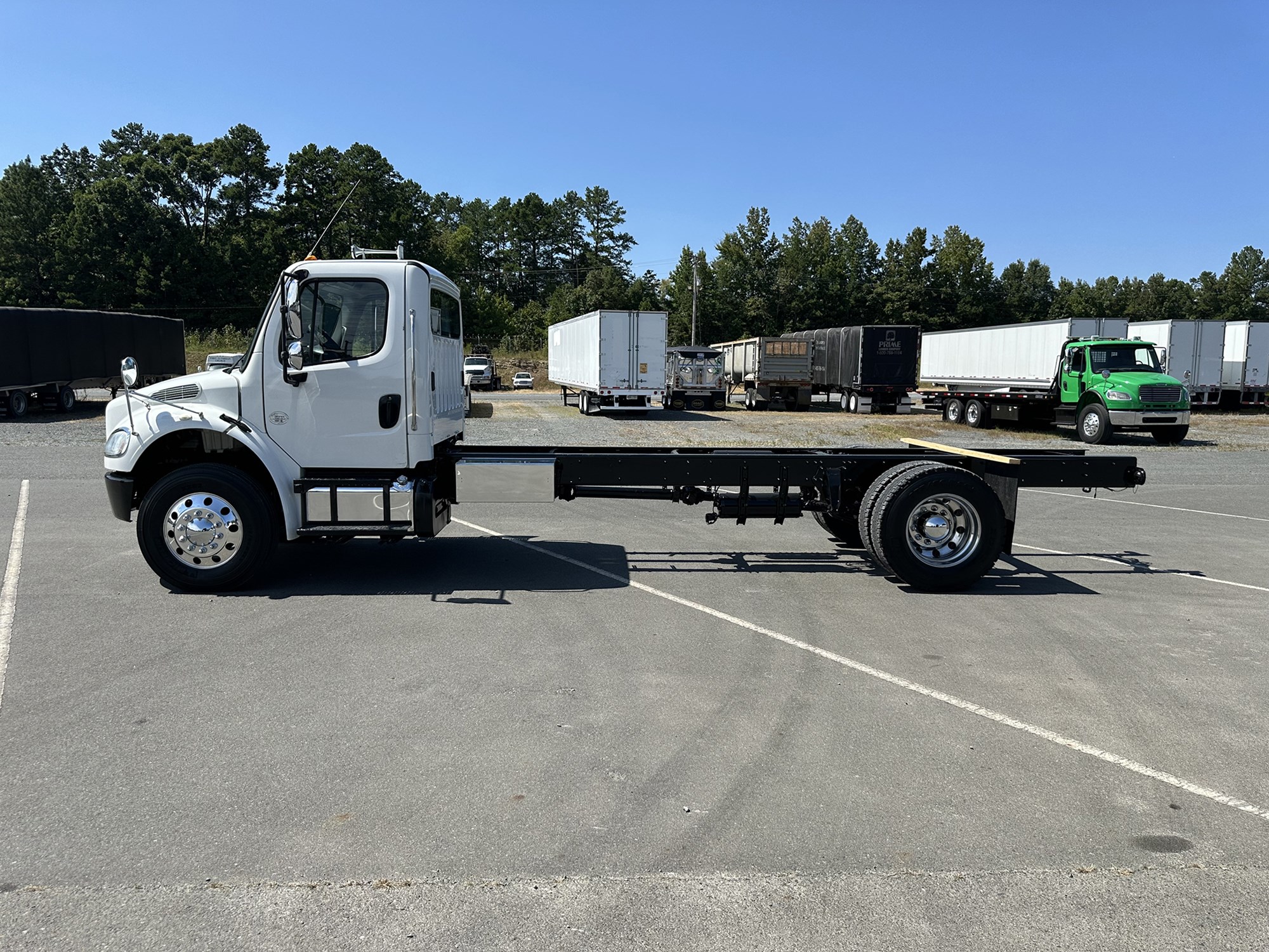 2017 Freightliner M2 - image 2 of 6