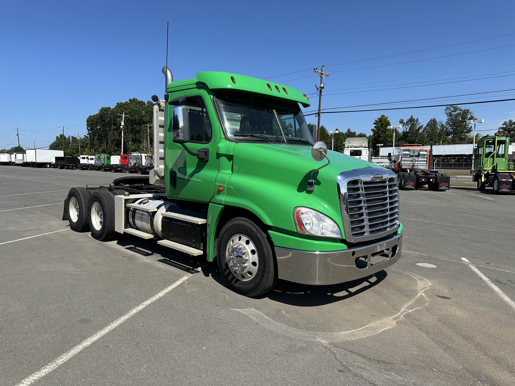 2018 Freightliner Cascadia 125 - image 2 of 2