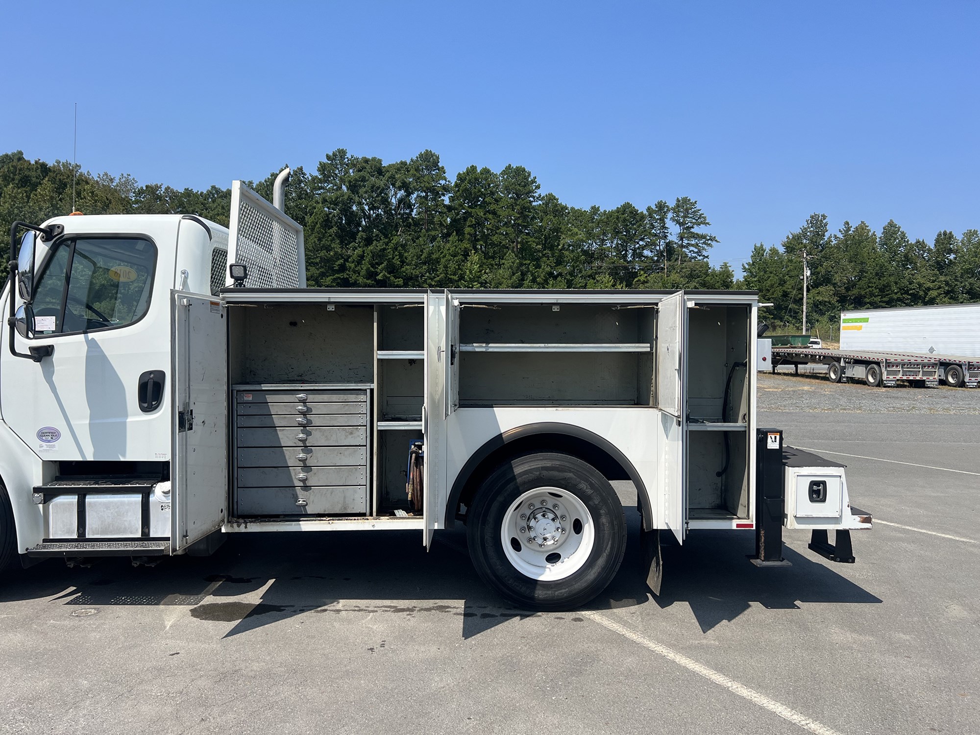 2018 Freightliner M2 - image 6 of 6