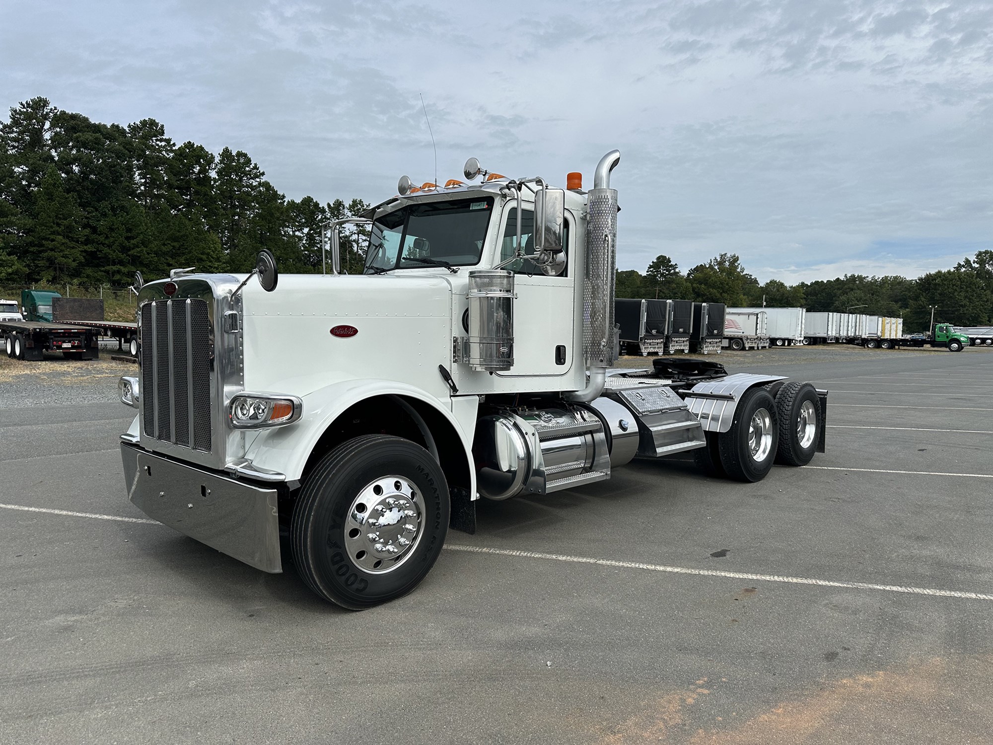 2015 Peterbilt 389 - image 1 of 6