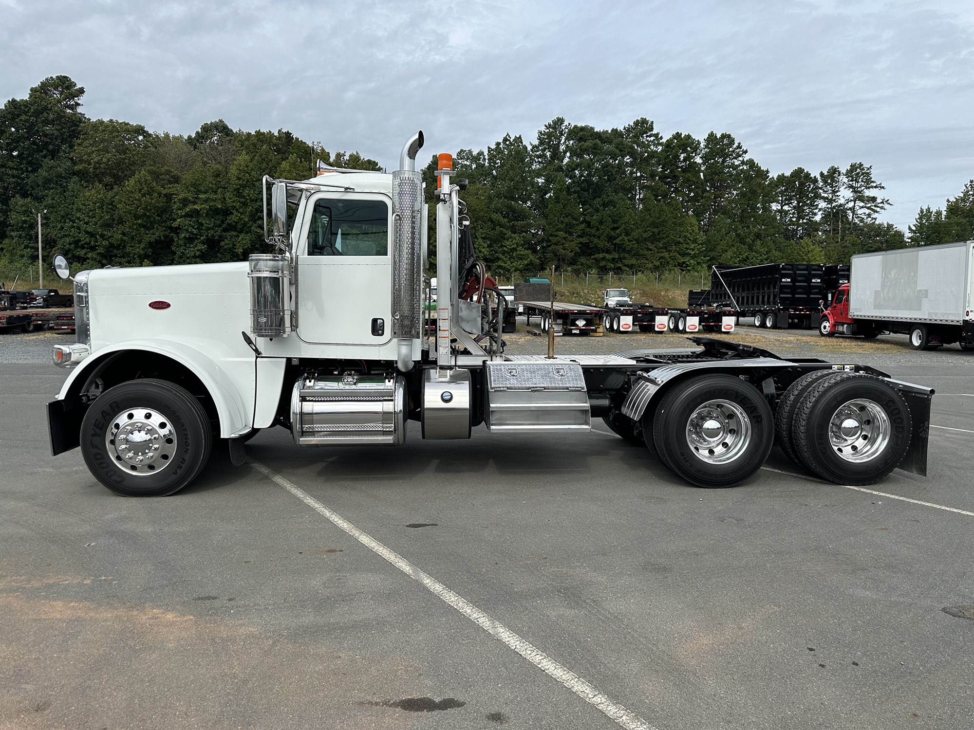 2015 Peterbilt 389 - image 2 of 6