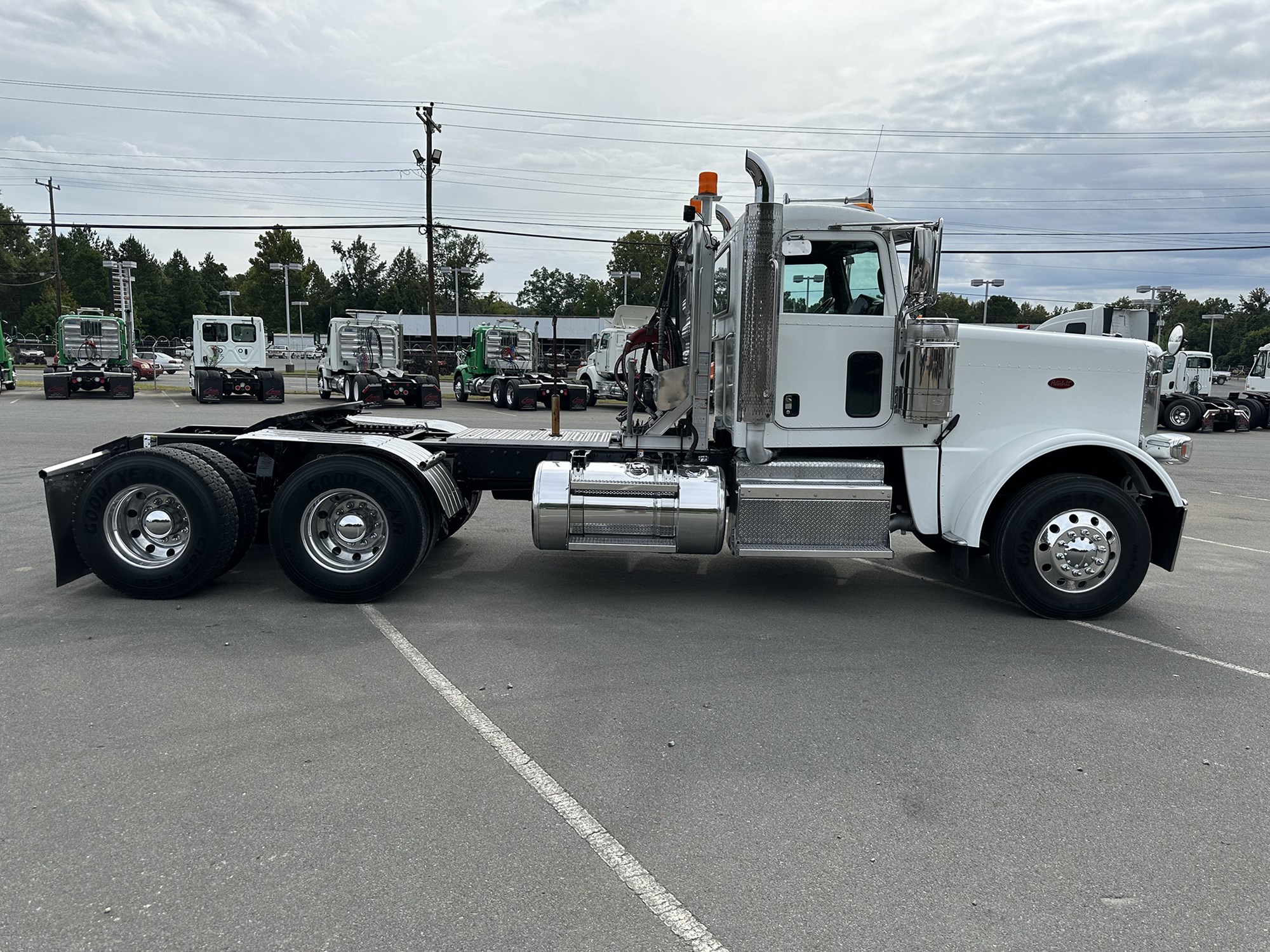 2015 Peterbilt 389 - image 6 of 6