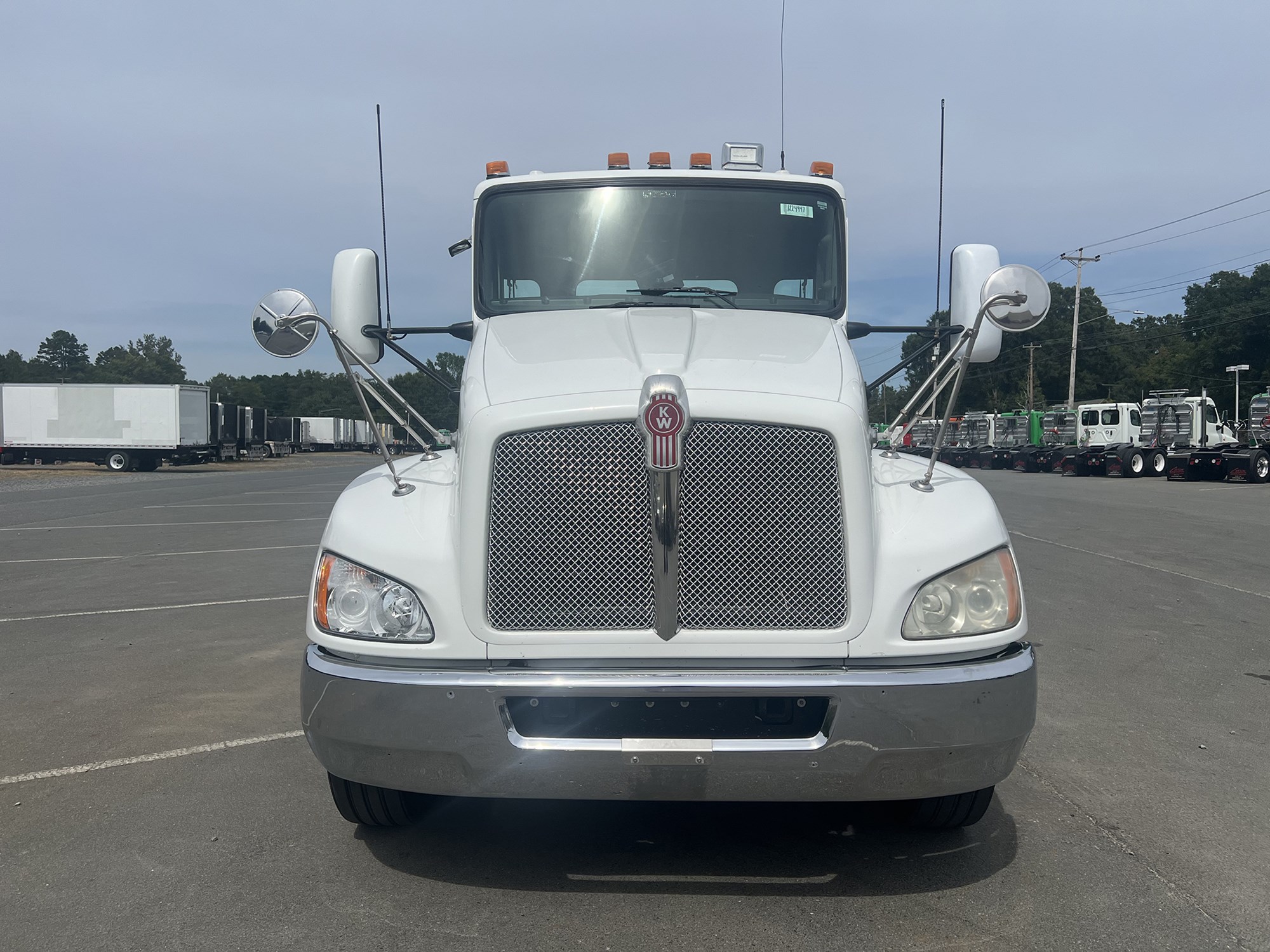 2009 Kenworth T370 - image 2 of 6