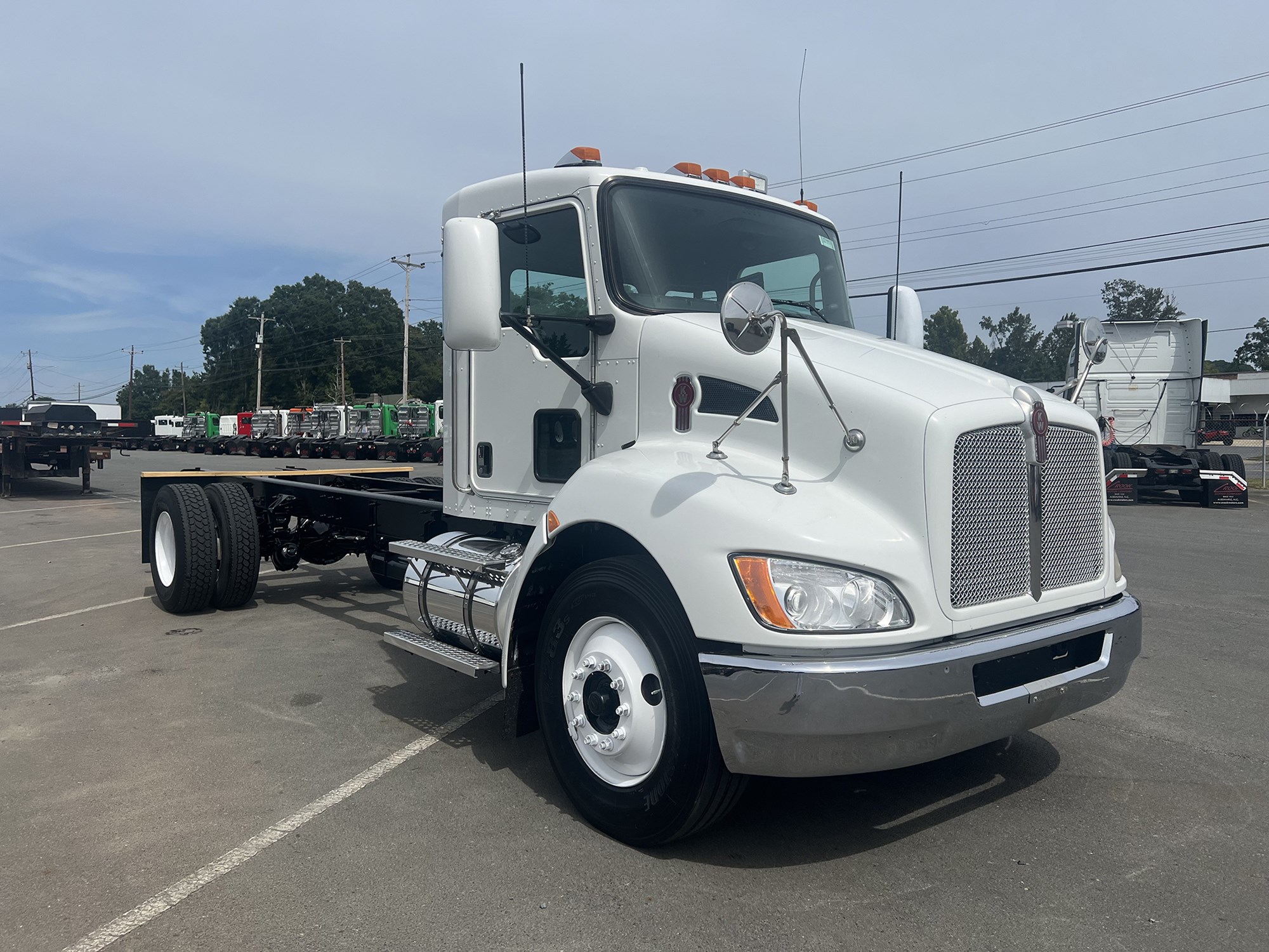 2009 Kenworth T370 - image 3 of 6