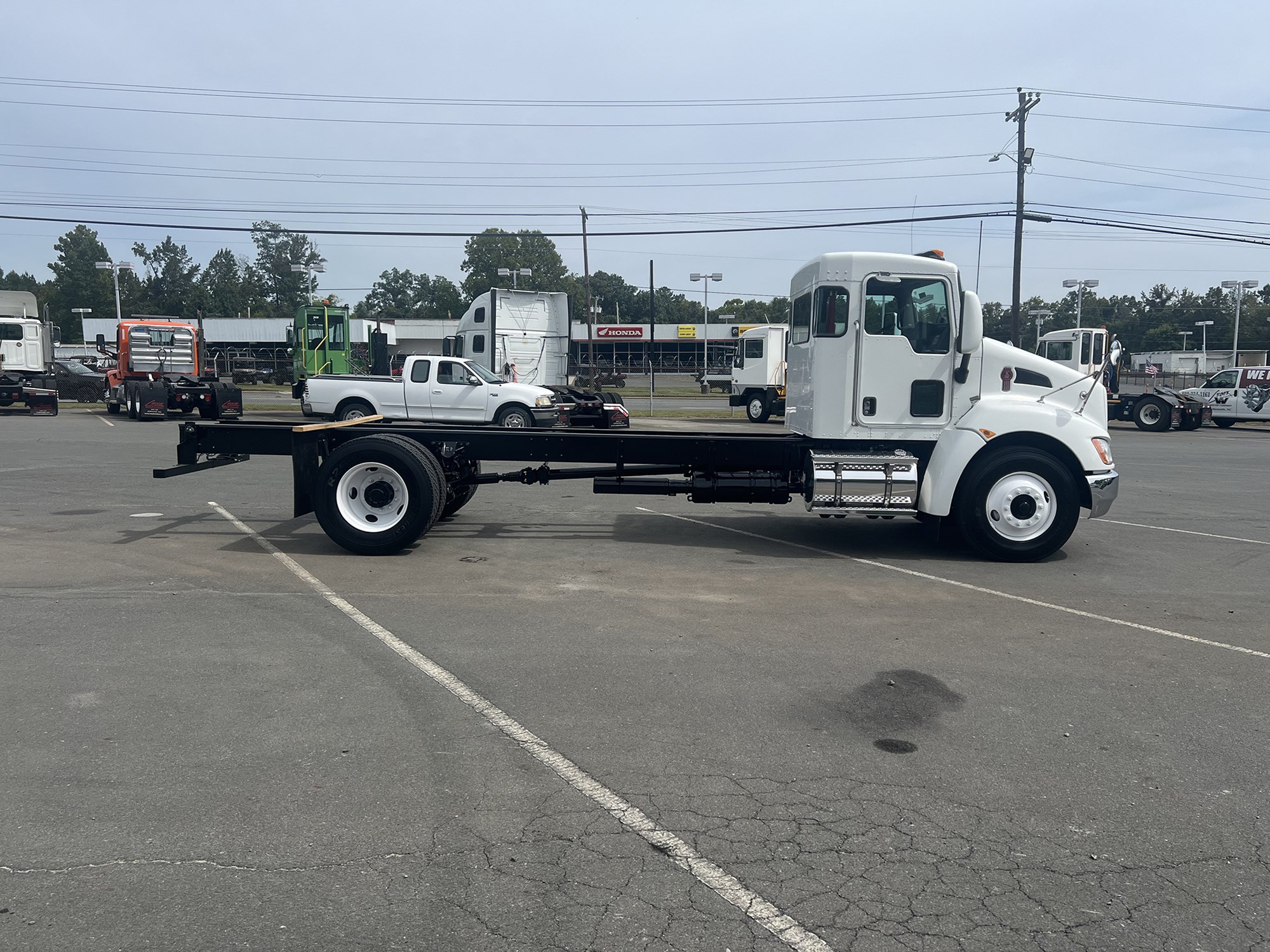 2009 Kenworth T370 - image 4 of 6