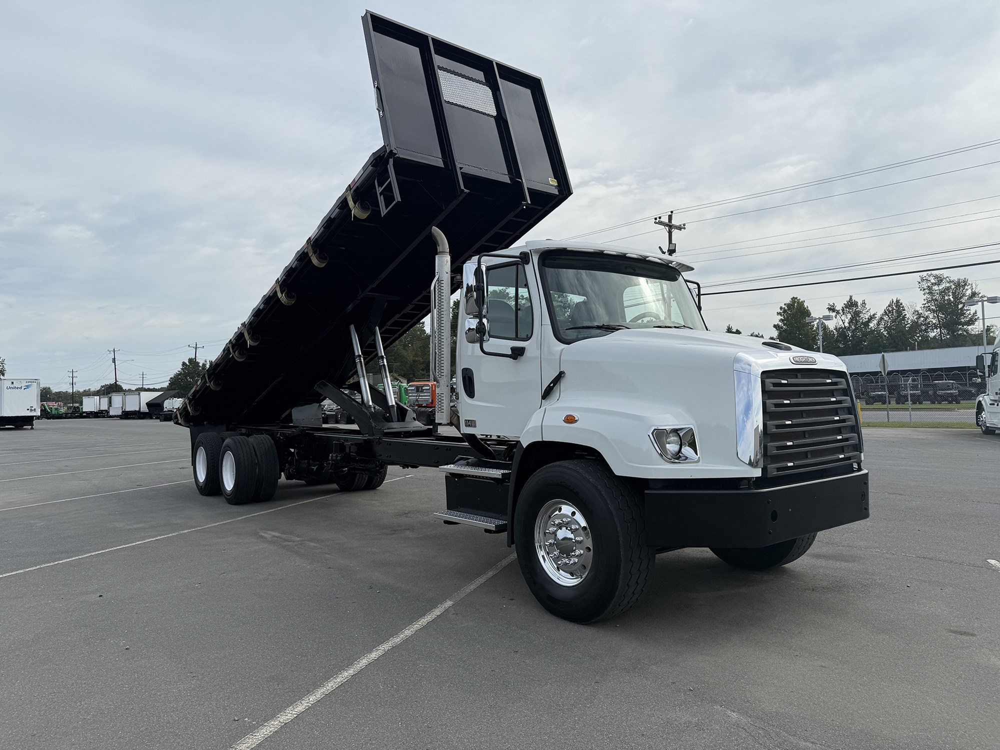 2016 Freightliner 114SD - image 3 of 6