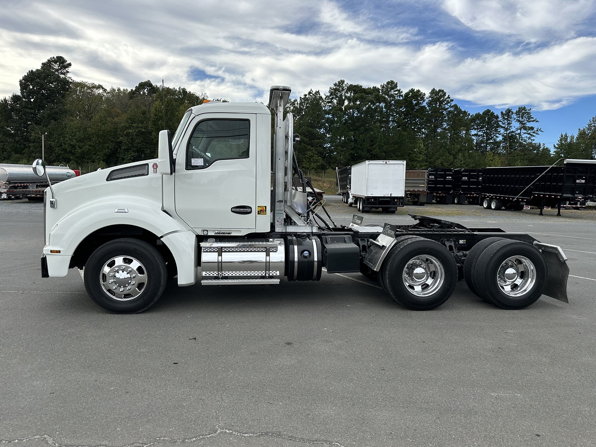 2018 Kenworth T880 - image 2 of 6