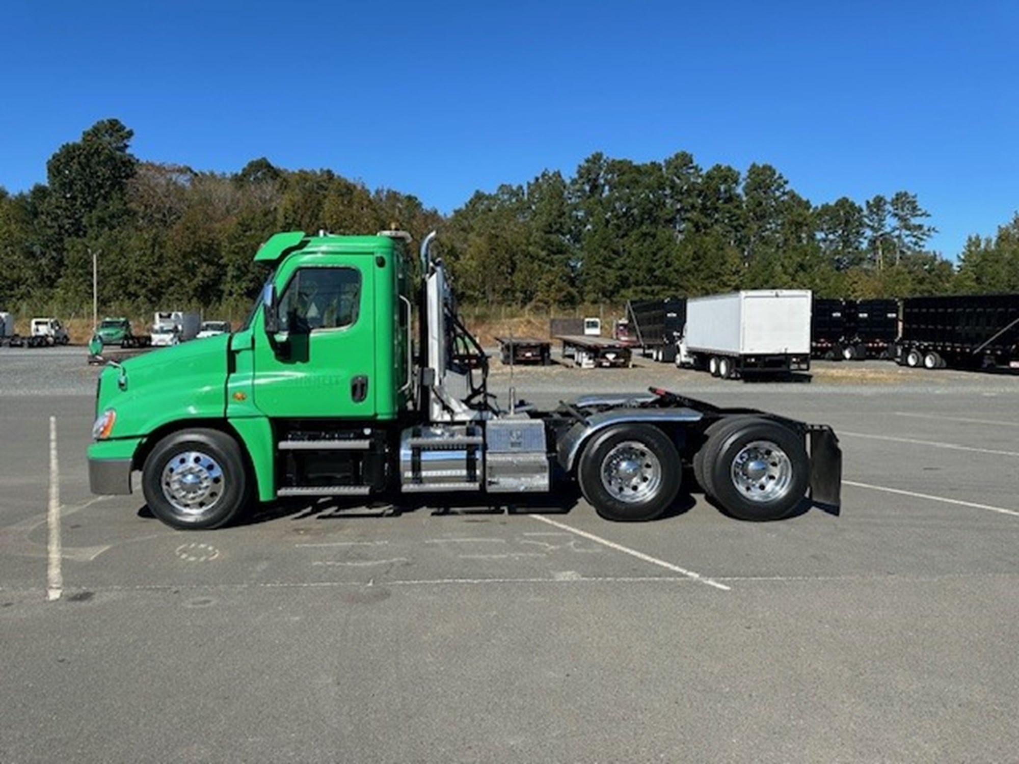 2018 Freightliner Cascadia 125 - image 2 of 6