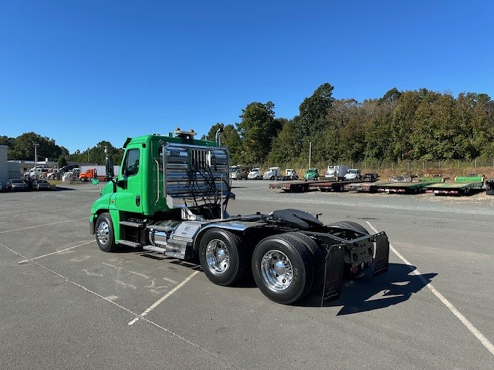 2018 Freightliner Cascadia 125 - image 3 of 6