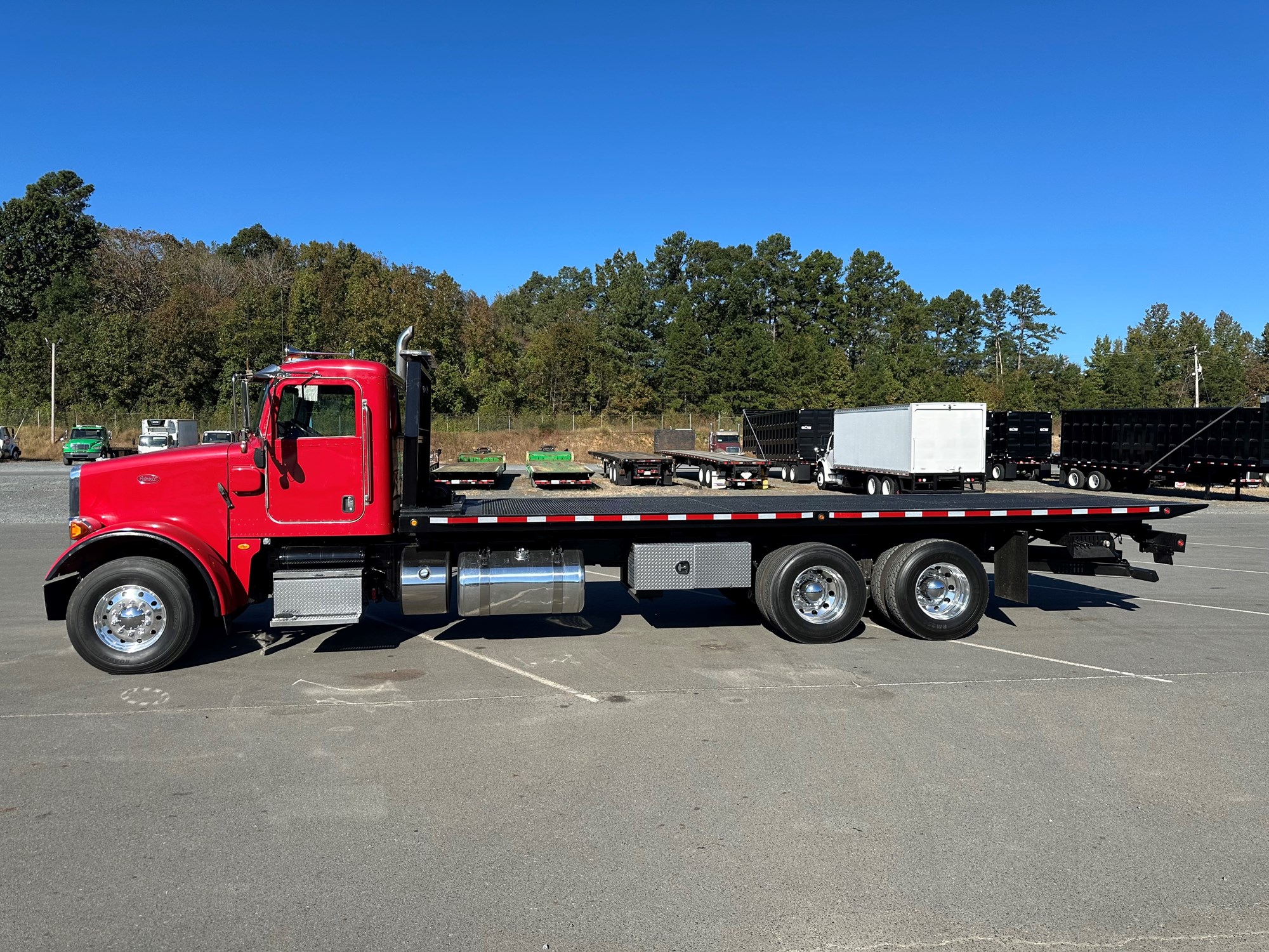 2016 Peterbilt 365 - image 3 of 6