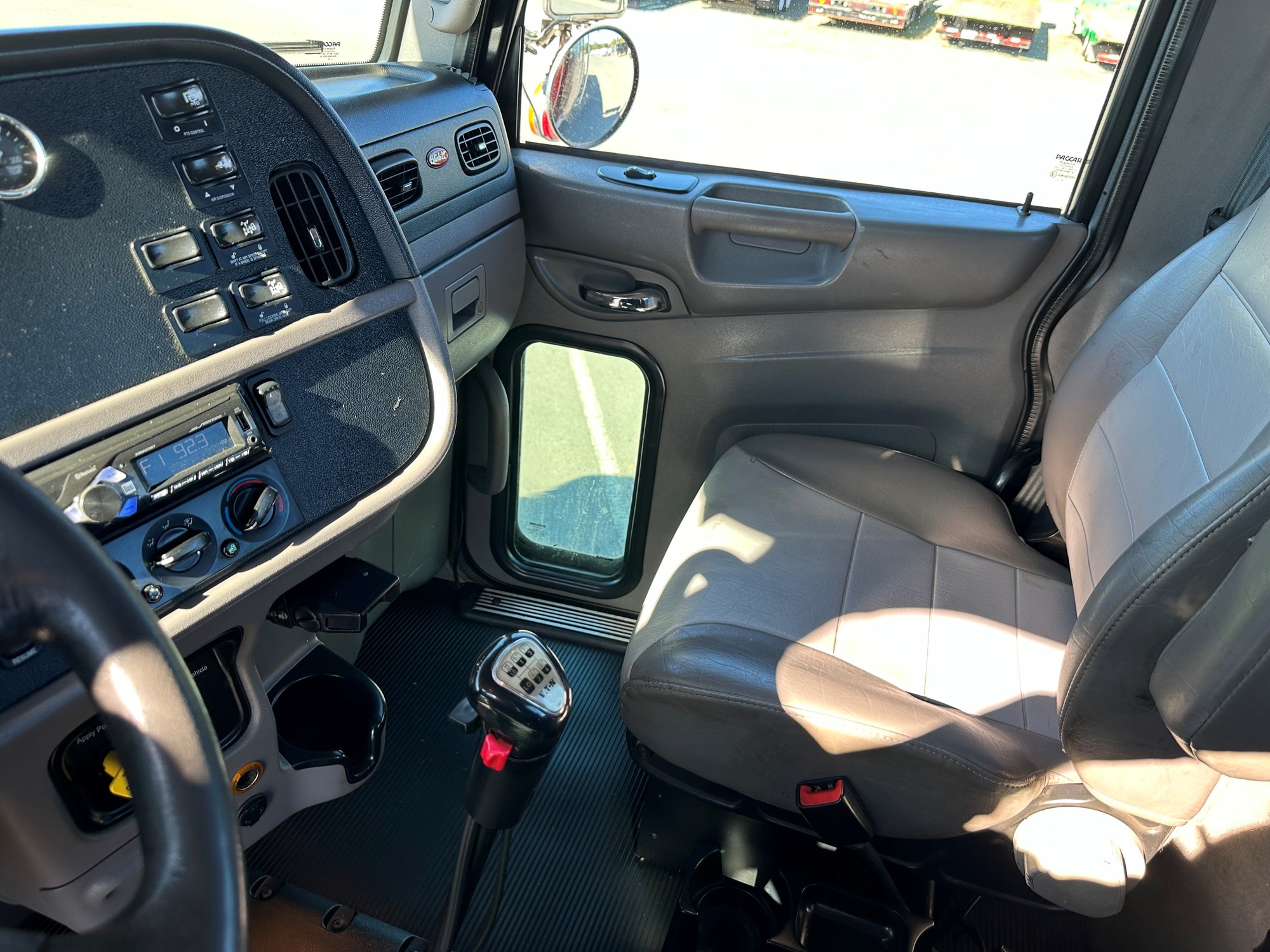 2016 Peterbilt 365 - image 5 of 6