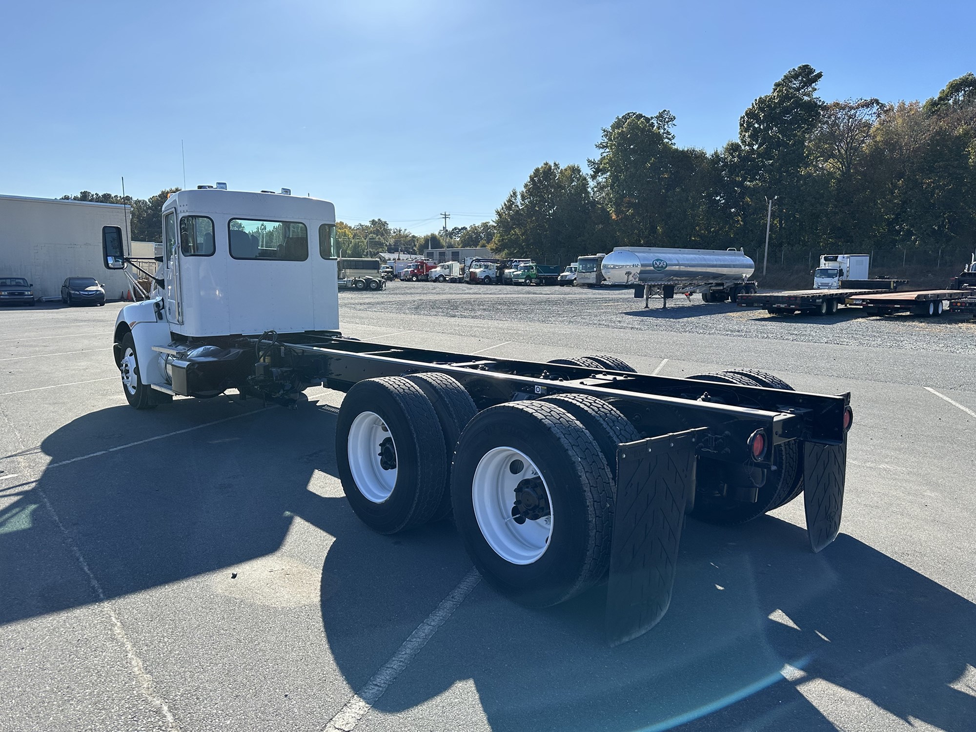 2012 Kenworth T3 Series - image 3 of 6