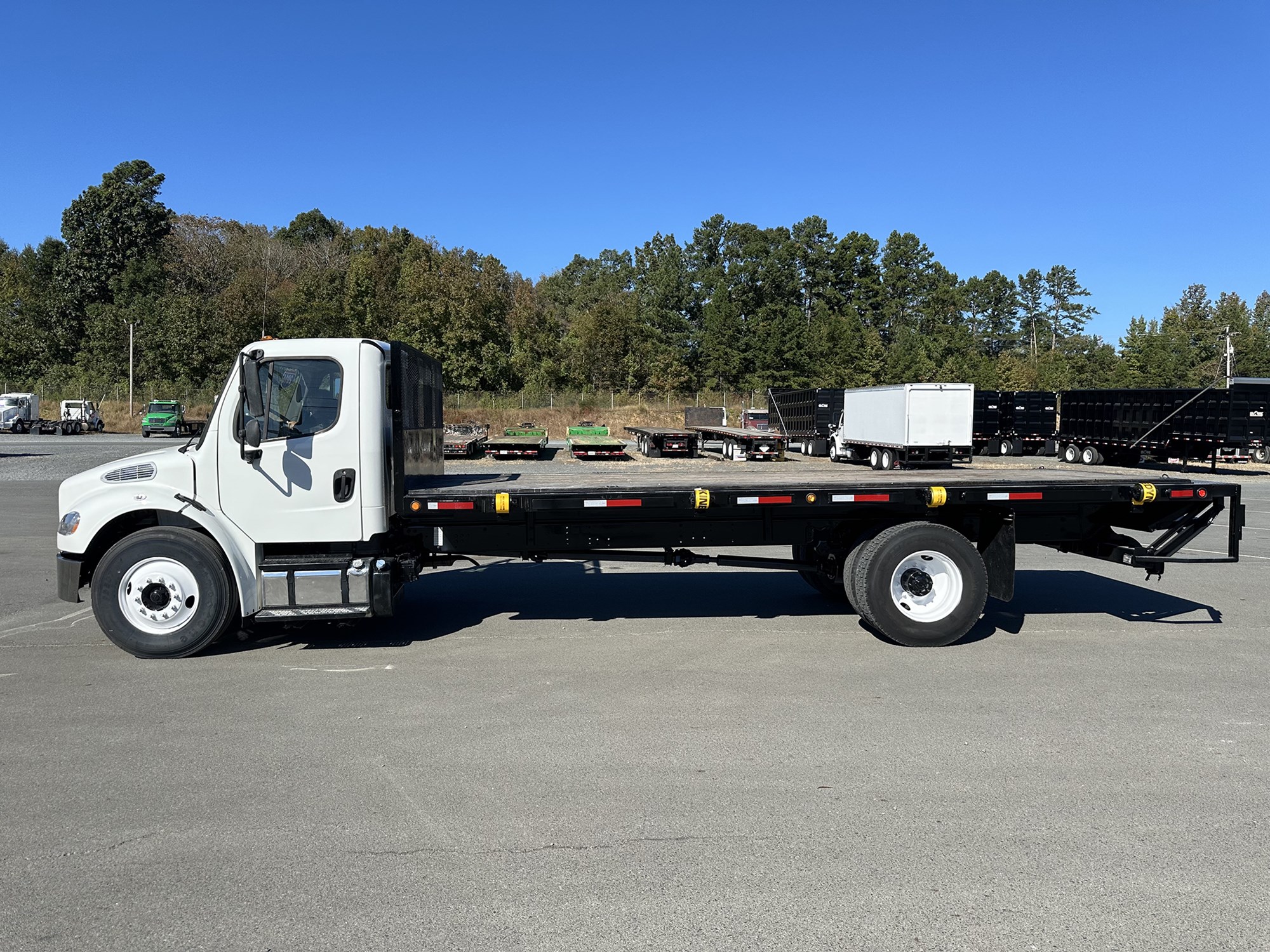 2016 Freightliner M2 106 - image 2 of 6