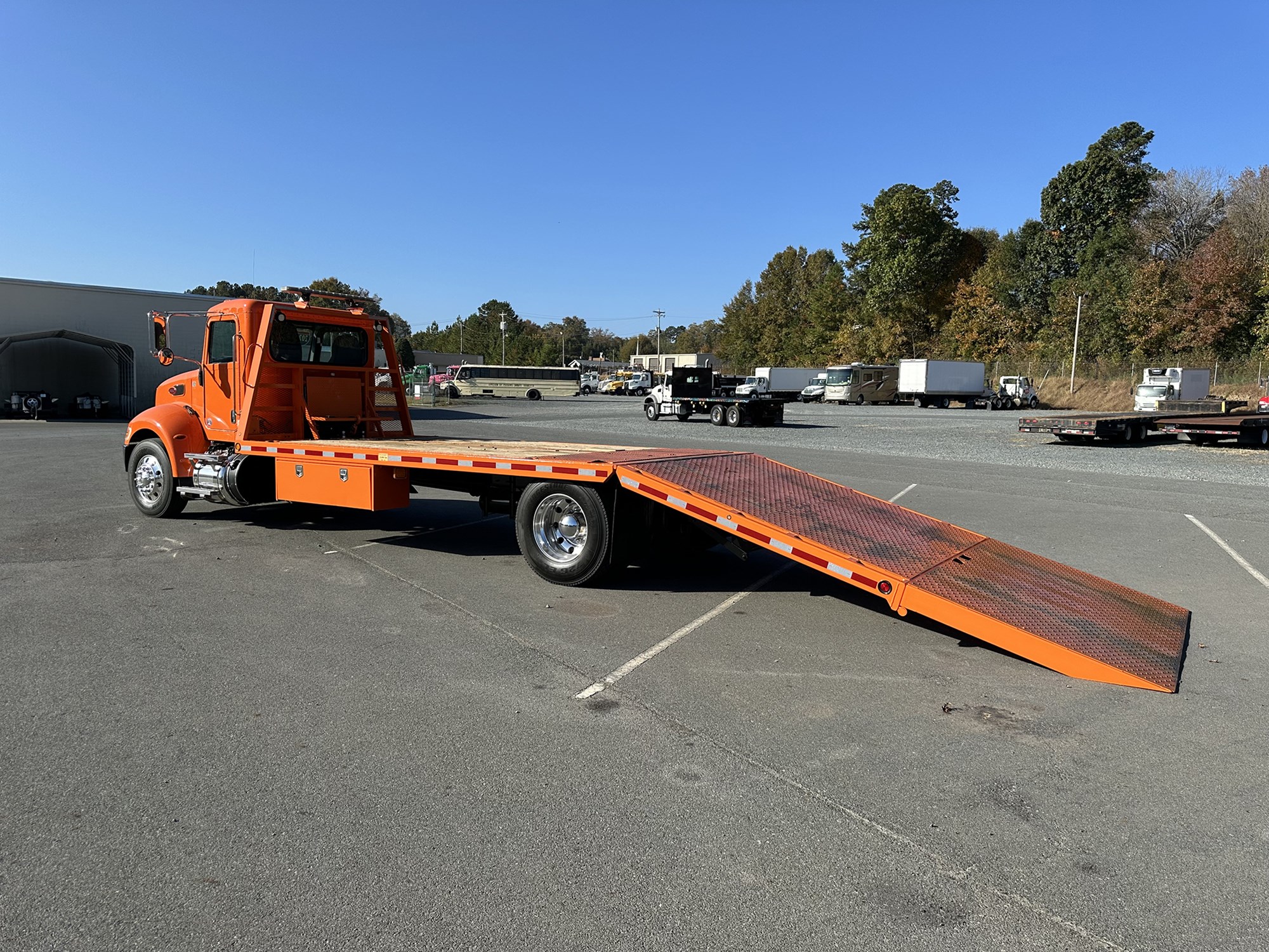 2020 Peterbilt 337 - image 3 of 6