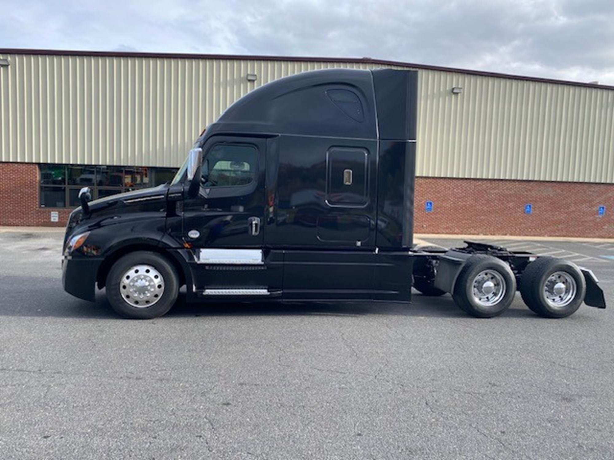 2020 Freightliner Cascadia 126 - image 2 of 6