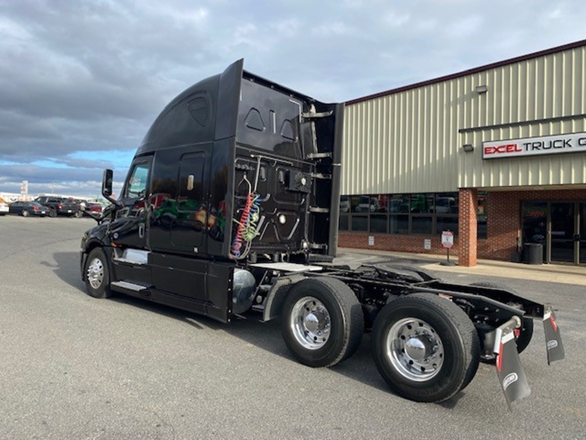 2020 Freightliner Cascadia 126 - image 3 of 6