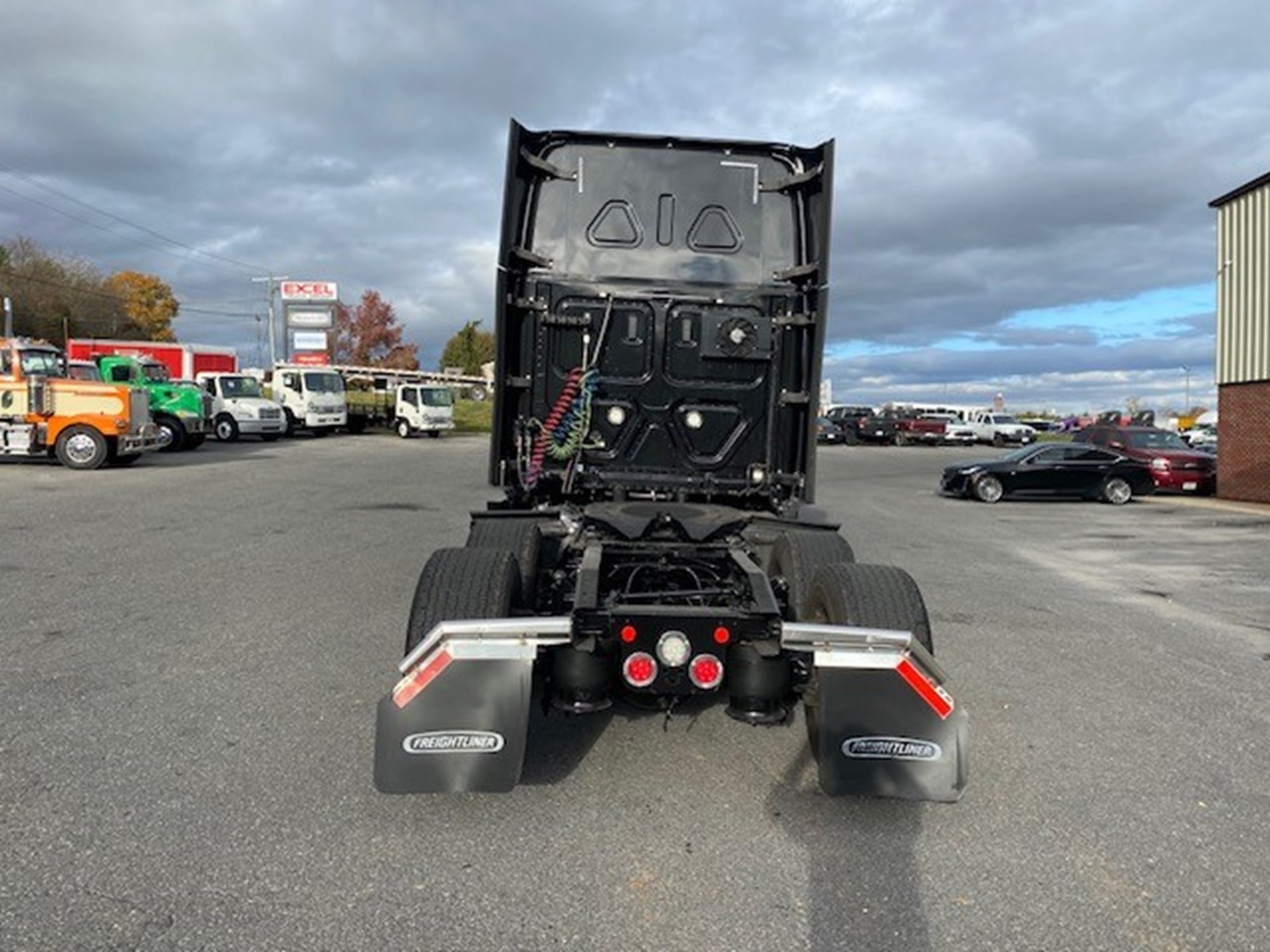 2020 Freightliner Cascadia 126 - image 4 of 6