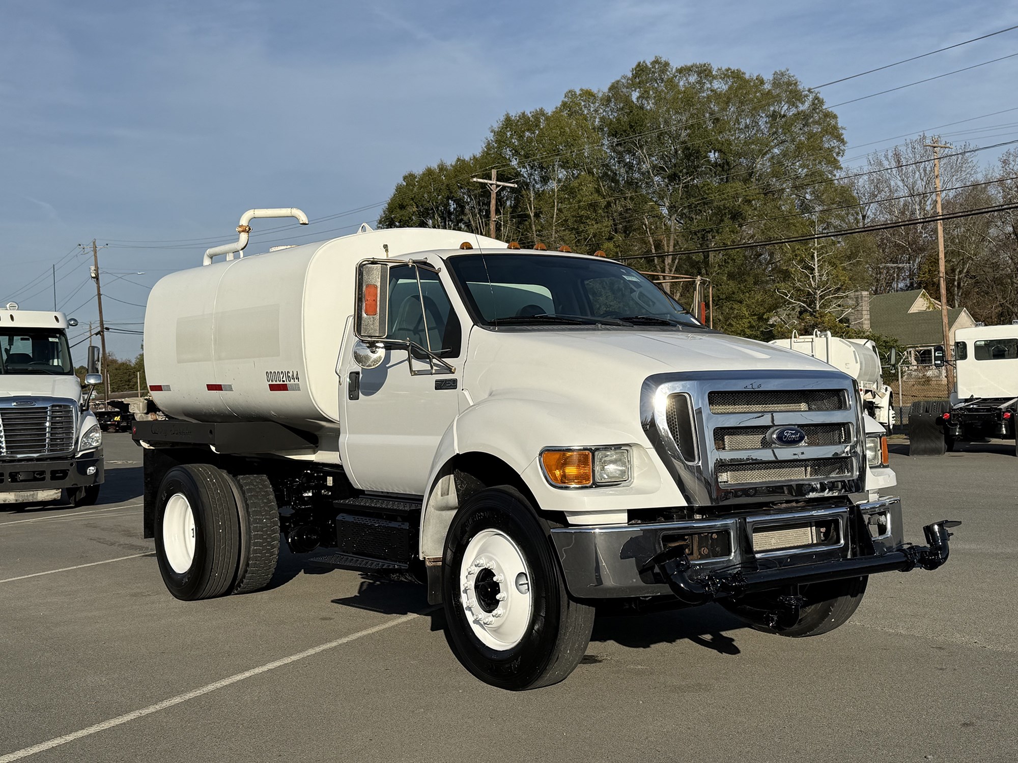 2013 Ford F-750 - image 2 of 4